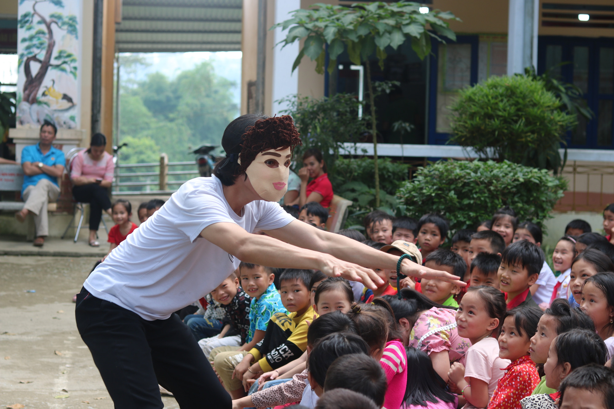 Phần tương tác với các khán giả nhí trong một show diễn giáo dục kỹ năng phòng chống xâm hại trẻ em. (Ảnh: GNI)