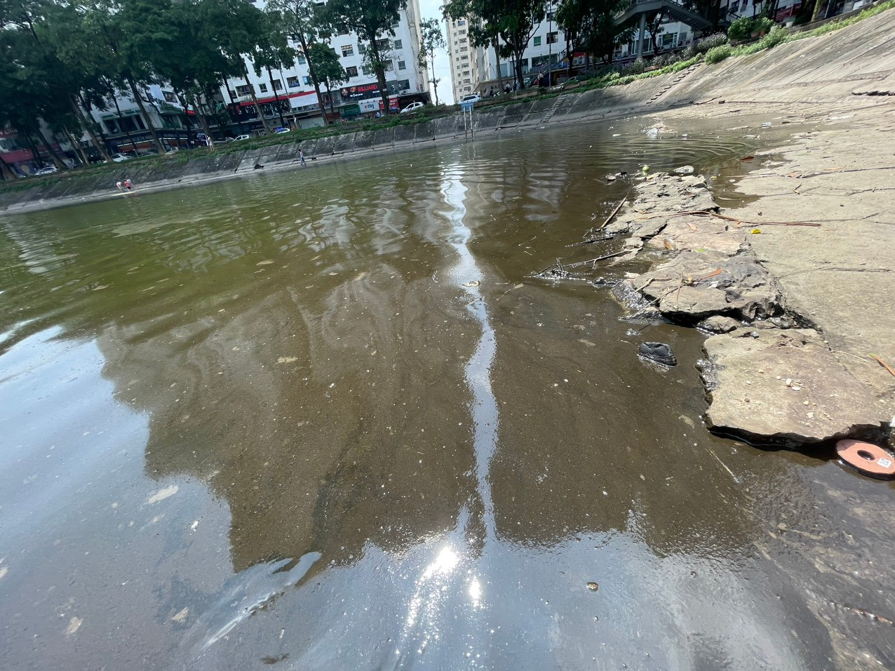 Một góc hồ bị ô nhiễm do dầu thải. Theo tìm hiểu của phóng viên, đây là lần đầu tiên, hiện tượng được phát hiện tại hồ Linh Đàm lớn [Khu vực hồ đối diện chung cư HH Linh Đàm. Báo Nhân Dân sẽ tiếp tục cập nhật những diễn biến mới nhất về vụ việc tới bạn đọc. Một góc hồ bị ô nhiễm do dầu thải. Theo tìm hiểu của phóng viên, đây là lần đầu tiên, hiện tượng được phát hiện tại hồ Linh Đàm lớn [Khu vực hồ đối diện chung cư HH Linh Đàm. Báo Nhân Dân sẽ tiếp tục cập nhật những diễn biến mới nhất về vụ việc tới bạn đọc.