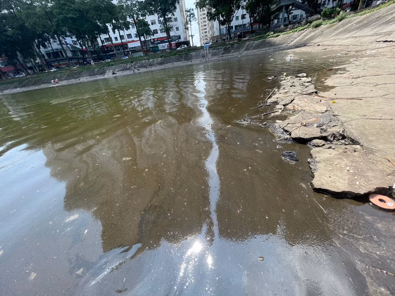 Một góc hồ bị ô nhiễm do dầu thải. Theo tìm hiểu của phóng viên, đây là lần đầu tiên, hiện tượng được phát hiện tại hồ Linh Đàm lớn [Khu vực hồ đối diện chung cư HH Linh Đàm. Báo Nhân Dân sẽ tiếp tục cập nhật những diễn biến mới nhất về vụ việc tới bạn đọc.