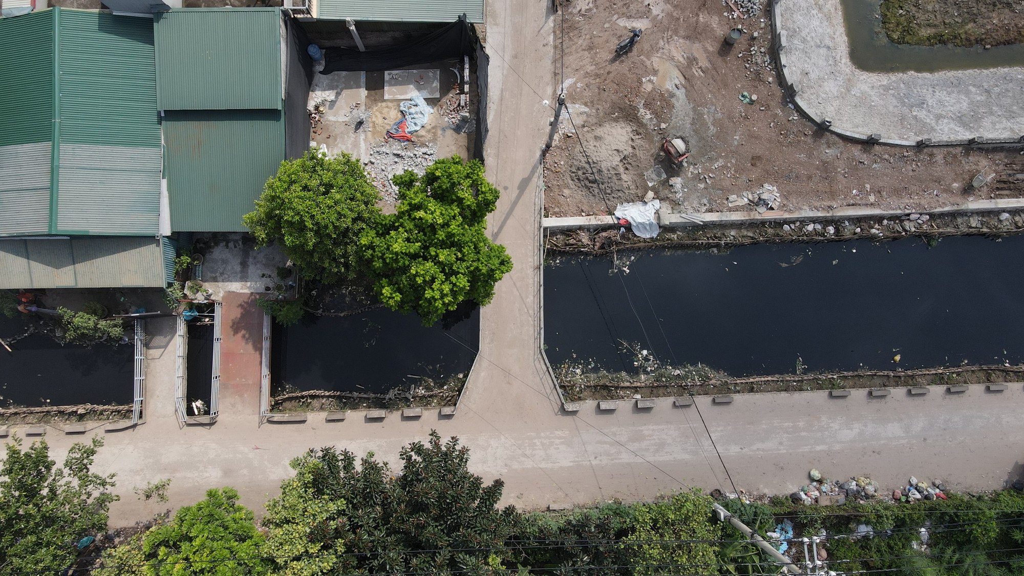 Vĩnh Ninh là một trong những thôn có tỷ lệ mắc bệnh cao nhất toàn xã. Tính đến hết ngày 22/8, cả thôn đã có hơn 200 người bị sốt xuất huyết, cao gấp 6 lần so với cả năm 2022. Trong khi dịch bệnh diễn biến phức tạp, người dân tại khu vực này hết sức lo ngại khi môi trường sống đang bị ô nhiễm nghiêm trọng.