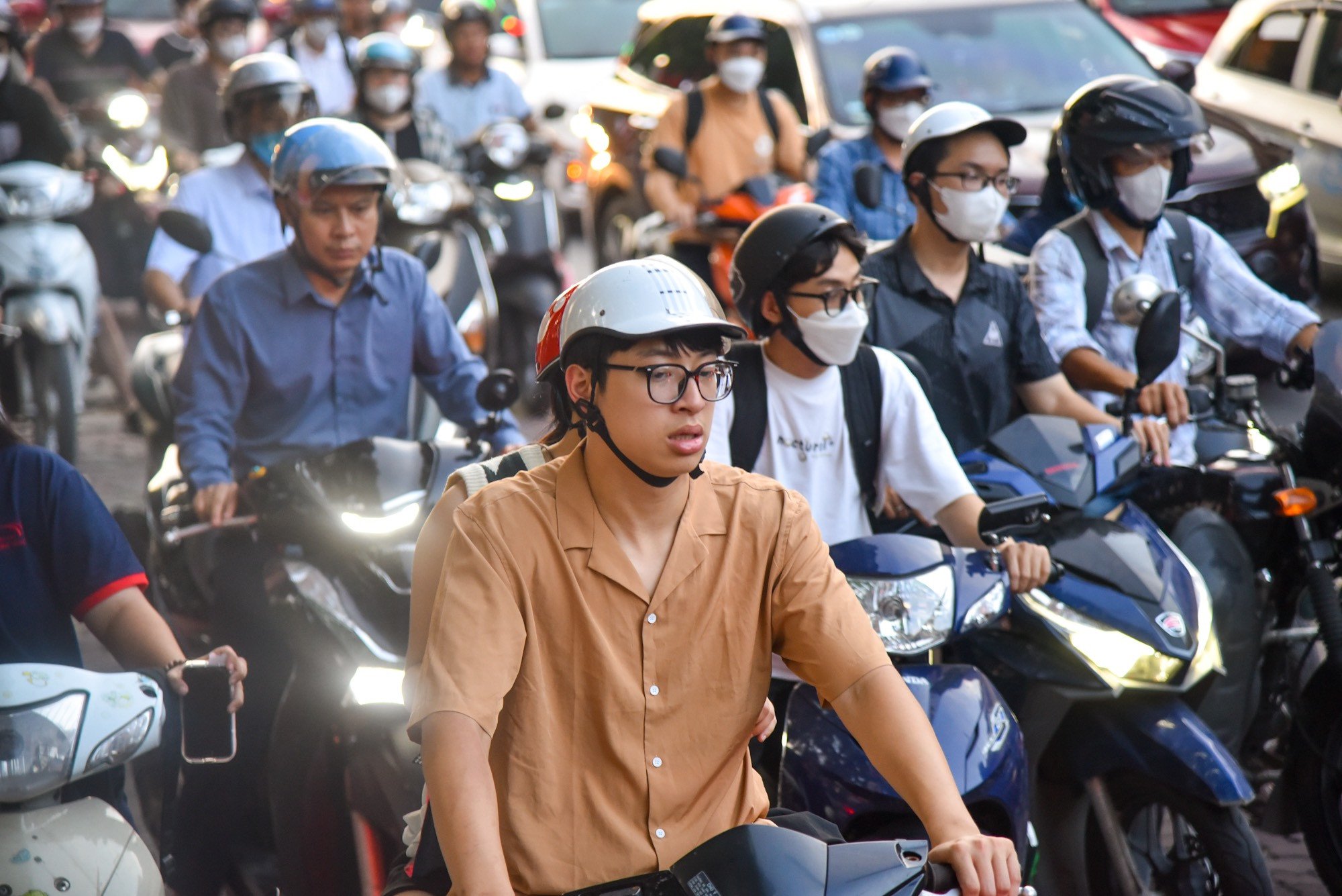 Vẻ mặt mệt mỏi của người tham gia giao thông. Vẻ mặt mệt mỏi của người tham gia giao thông.