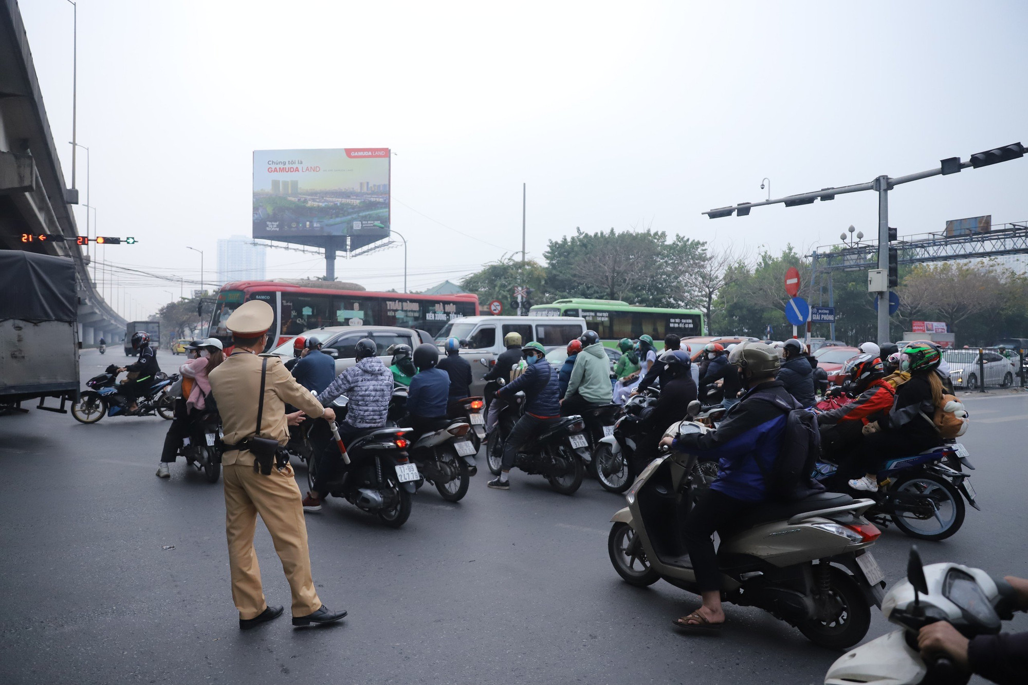 Cảnh sát giao thông đã có mặt từ đầu giờ chiều để phân làn, hướng dẫn dòng phương tiện di chuyển tại ngã tư Giải Phóng - Bến xe nước Ngầm.