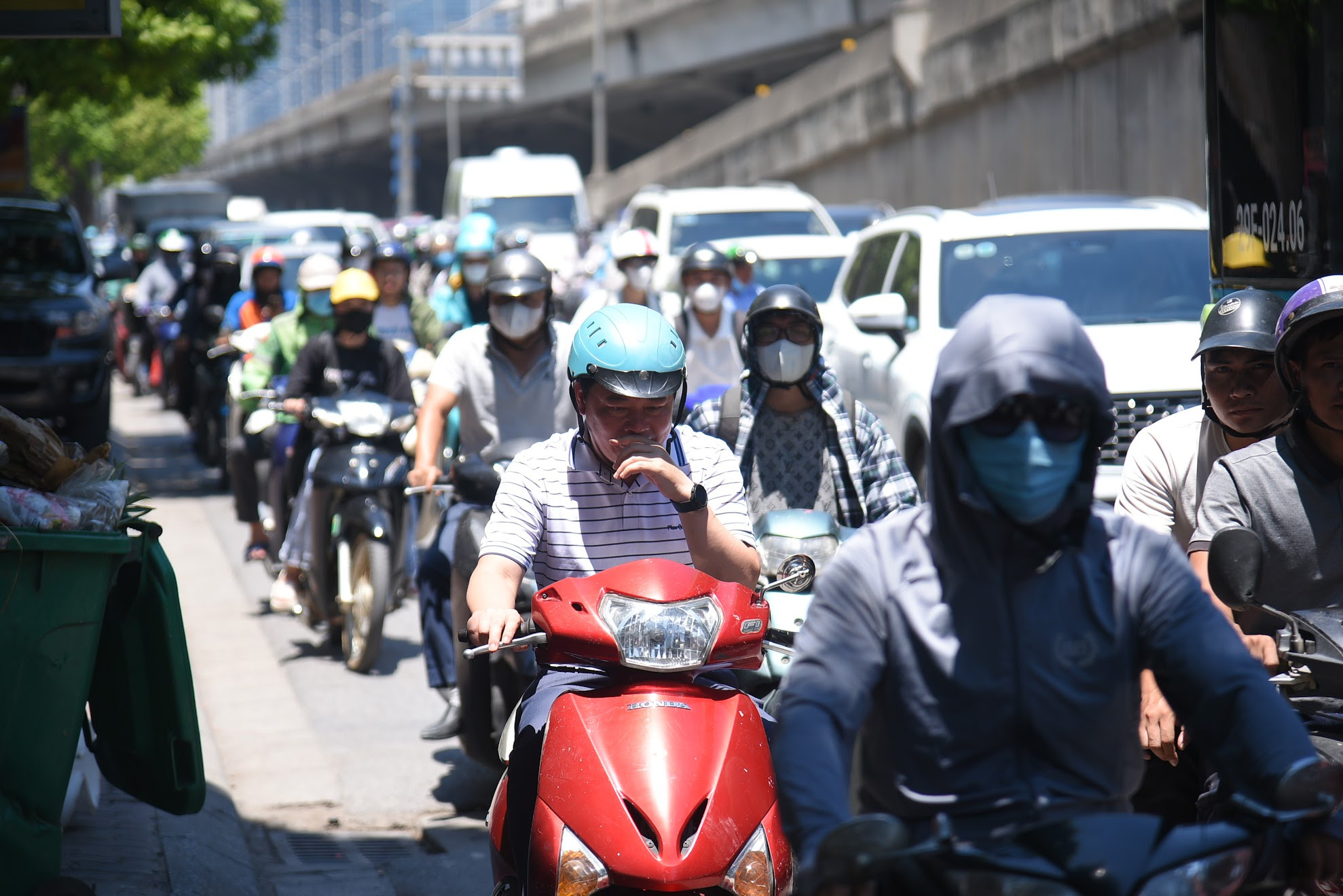 Cùng lúc này, đường Nguyễn Xiển cũng rơi vào trạng thái ùn tắc cục bộ. Các phương tiện di chuyển rất khó khăn. Tình trạng không khả quan hơn tại đường dẫn ra hồ Linh Đàm, hướng về cửa ngõ Thủ đô. (Ảnh: Sơn Bách)