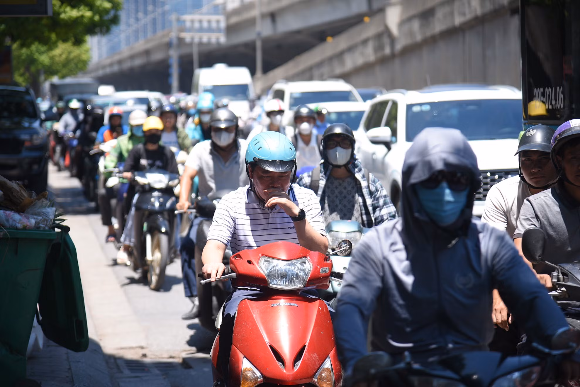 Cùng lúc này, đường Nguyễn Xiển cũng rơi vào trạng thái ùn tắc cục bộ. Các phương tiện di chuyển rất khó khăn. Tình trạng không khả quan hơn tại đường dẫn ra hồ Linh Đàm, hướng về cửa ngõ Thủ đô. (Ảnh: Sơn Bách)