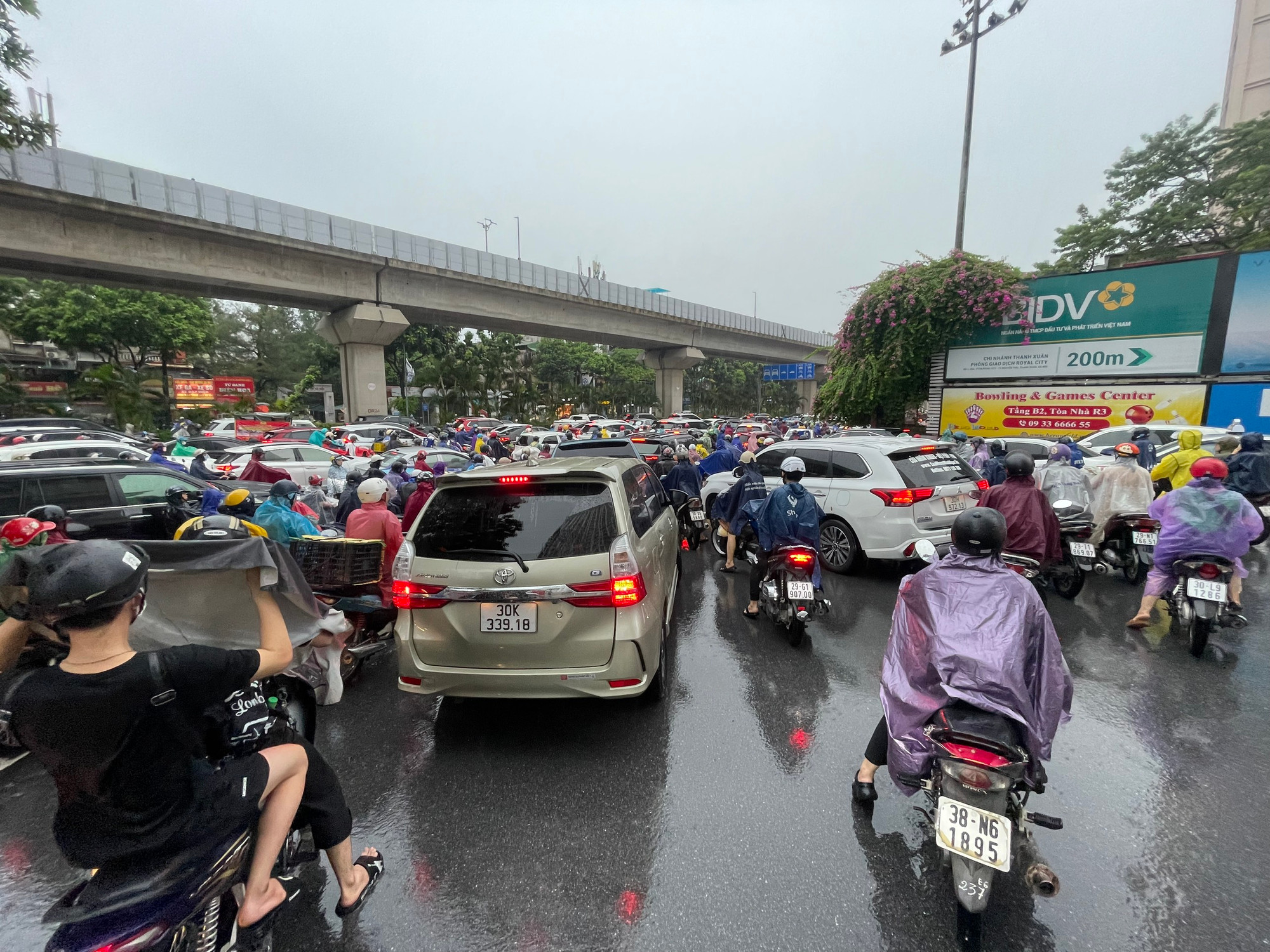 Tại nút giao thông Đại Cồ Việt, tình trạng hỗn loạn cũng xảy ra. Các phương tiện gần như không thể di chuyển được dưới cơn mưa tầm tã.