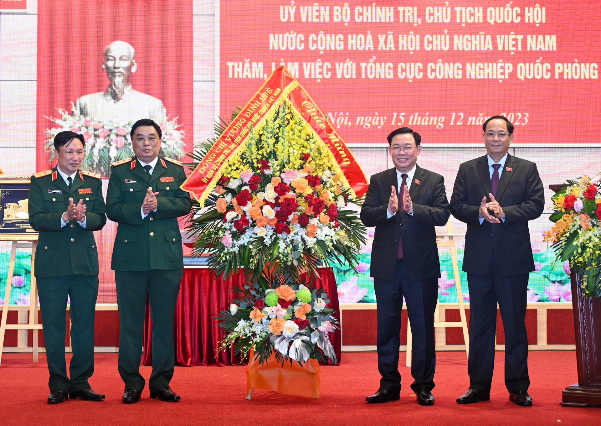 Chủ tịch Quốc hội Vương Đình Huệ tặng hoa, quà cho Tổng cục Công nghiệp Quốc phòng.