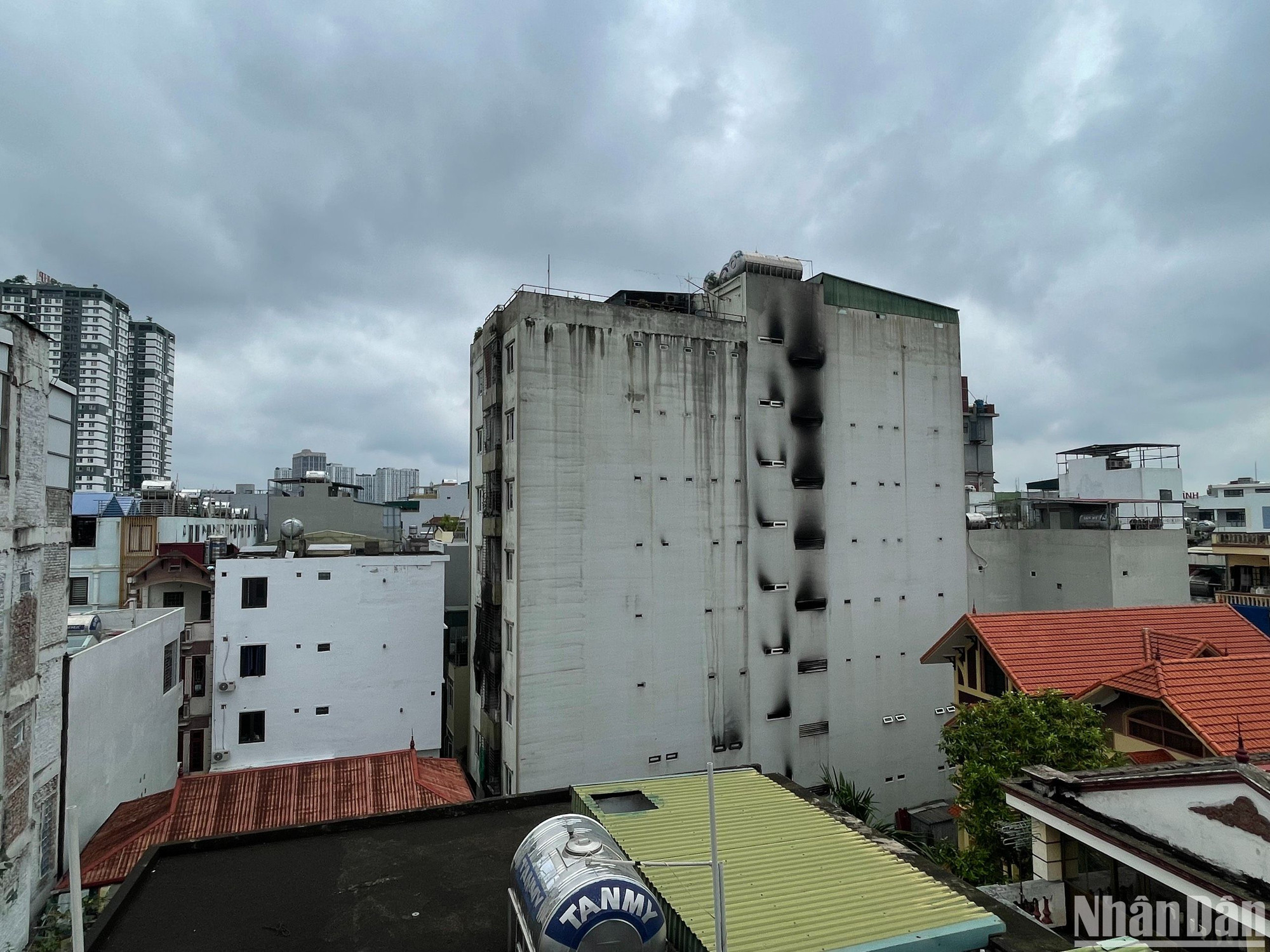 Trước đó, như Báo Nhân Dân đã đưa tin, đêm 12/9, một vụ hỏa hoạn nghiêm trọng đã xảy ra tại chung cư mini trên phố Khương Hạ (Thanh Xuân, Hà Nội). Sự việc đã khiến 56 người tử vong, hàng chục người khác bị thương phải cấp cứu trong các bệnh viện. Trước đó, như Báo Nhân Dân đã đưa tin, đêm 12/9, một vụ hỏa hoạn nghiêm trọng đã xảy ra tại chung cư mini trên phố Khương Hạ (Thanh Xuân, Hà Nội). Sự việc đã khiến 56 người tử vong, hàng chục người khác bị thương phải cấp cứu trong các bệnh viện.