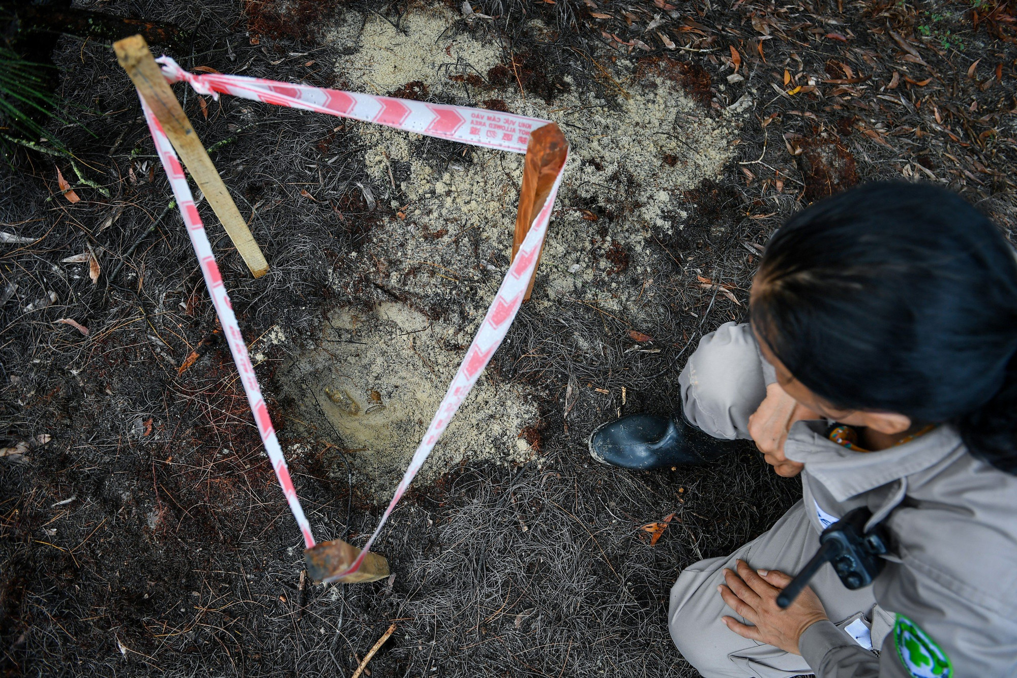 Chuẩn bị tiến hành hủy nổ một đầu đạn M79 tại xã Trung Giang, Gio Linh (Quảng Trị) sáng 7/11/2023. (Ảnh: Thành Đạt)