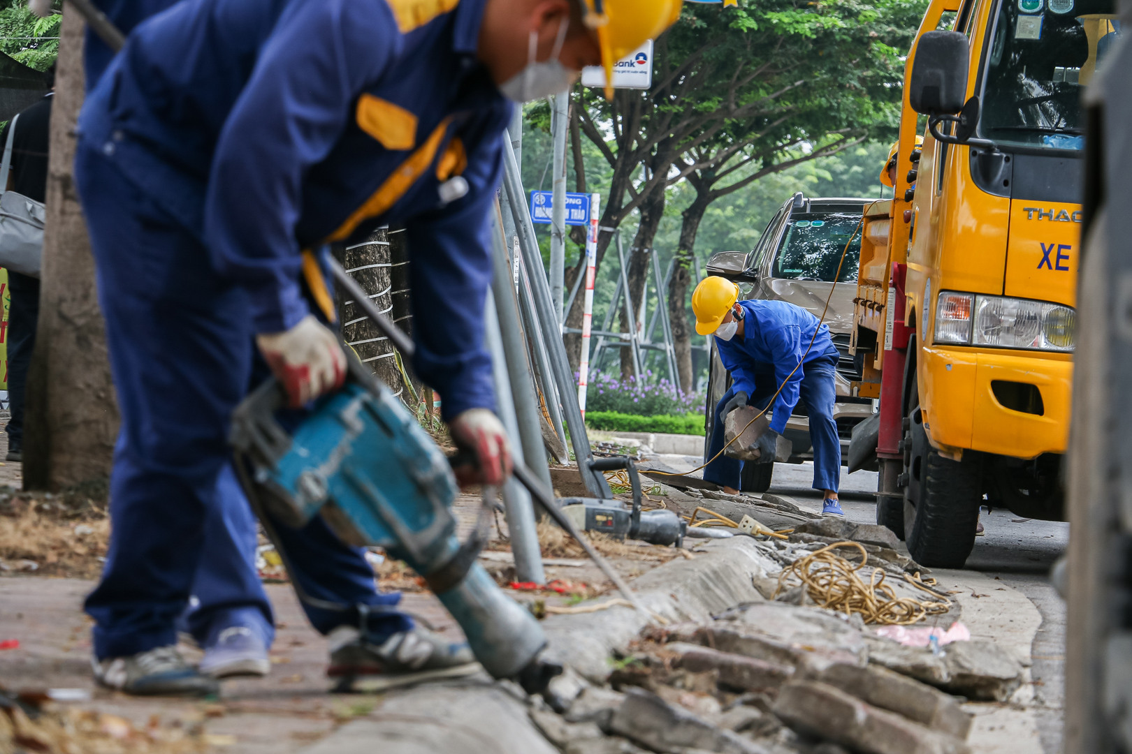Mỗi mét bê-tông được đục bỏ sẽ góp phần giúp dòng chảy lưu thông tốt hơn.