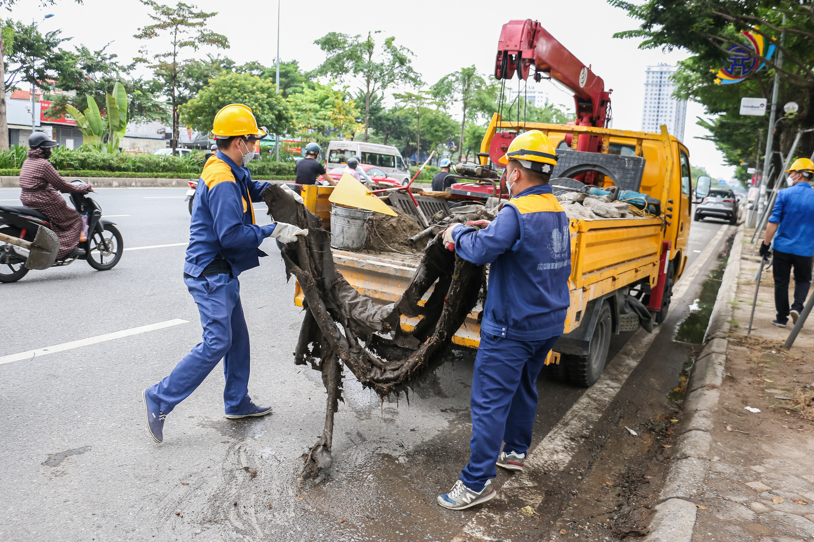 Ngoài việc tham gia nạo vét kênh, mương, cống, các đoàn viên thanh niên Thoát nước Hà Nội còn tích cực tham gia vào các hoạt động khác như phá các bục, bệ bê-tông ngăn dòng thoát nước lưu thông.