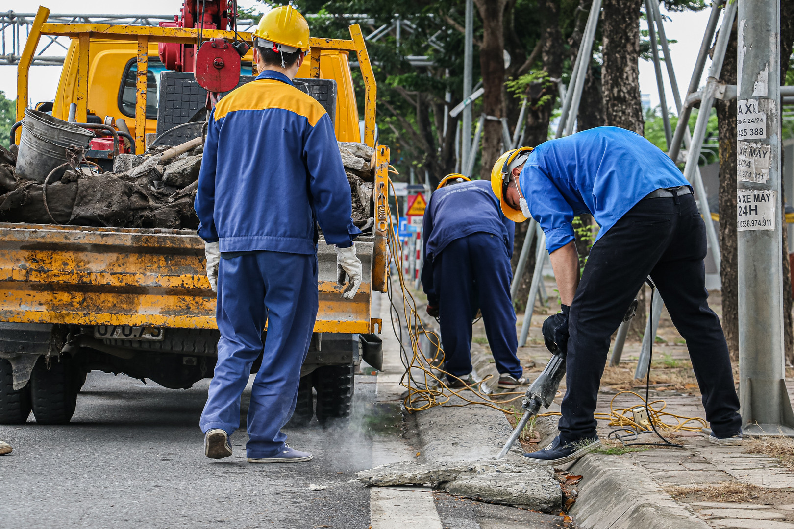 Đây chính là những "vật cản" khiến việc tiêu thoát nước trở nên chậm hơn, từ đó gây nguy cơ úng ngập cho thành phố.