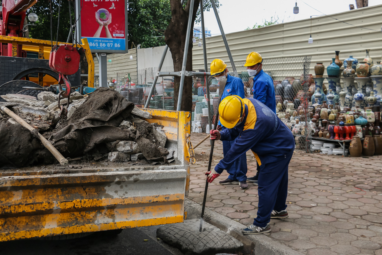 Trong ảnh, các đoàn viên thanh niên cùng các công nhân tham gia phá bục, bệ bê-tông do người dân đặt tại mặt đường Võ Chí Công (Tây Hồ, Hà Nội)