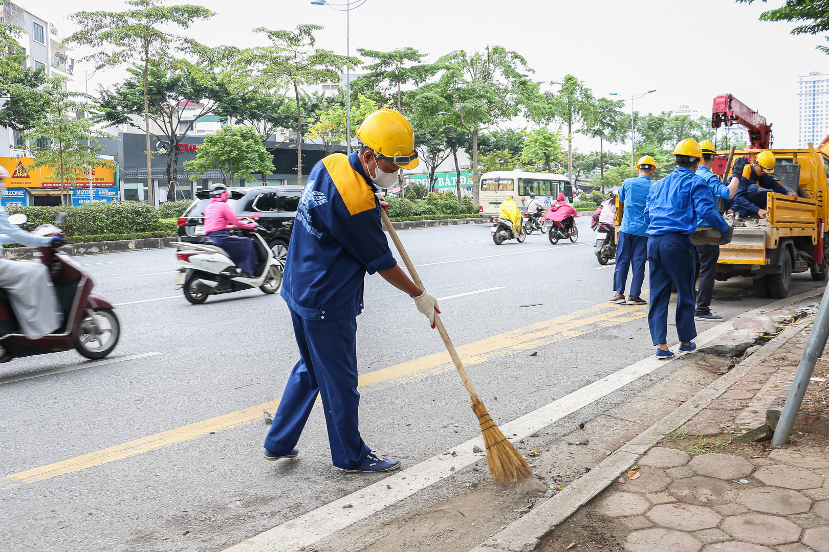Màu áo xanh trên phố...