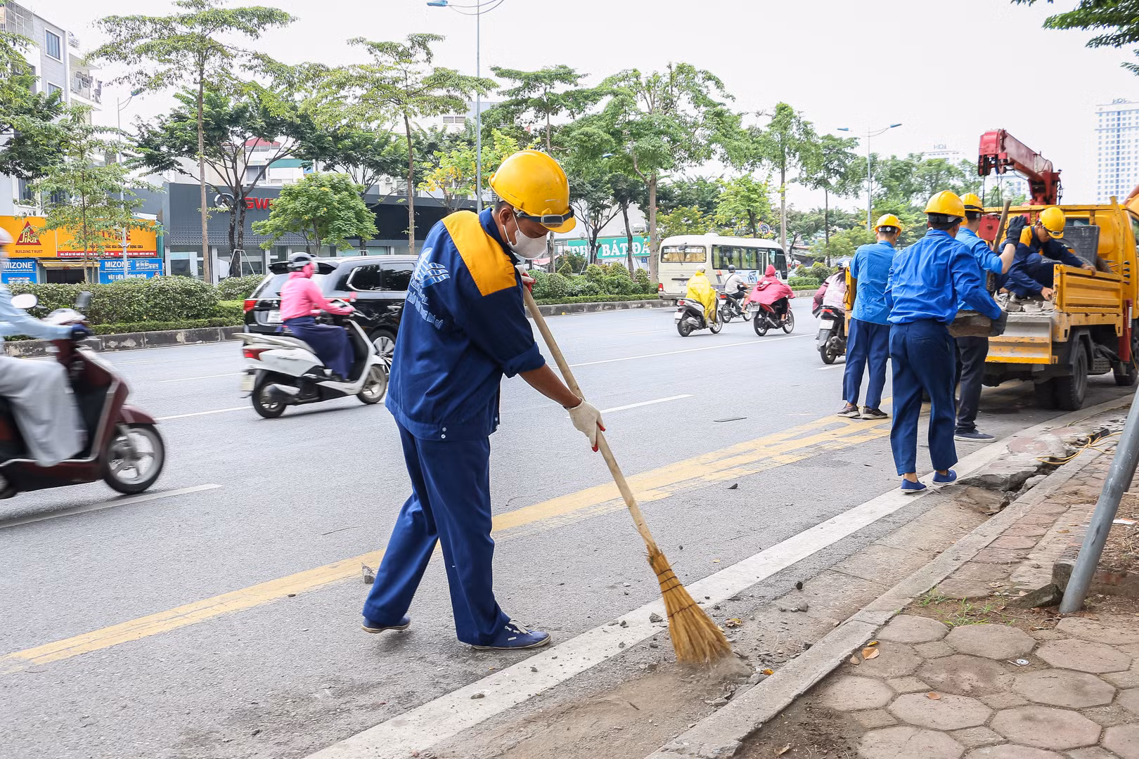 Màu áo xanh trên phố...