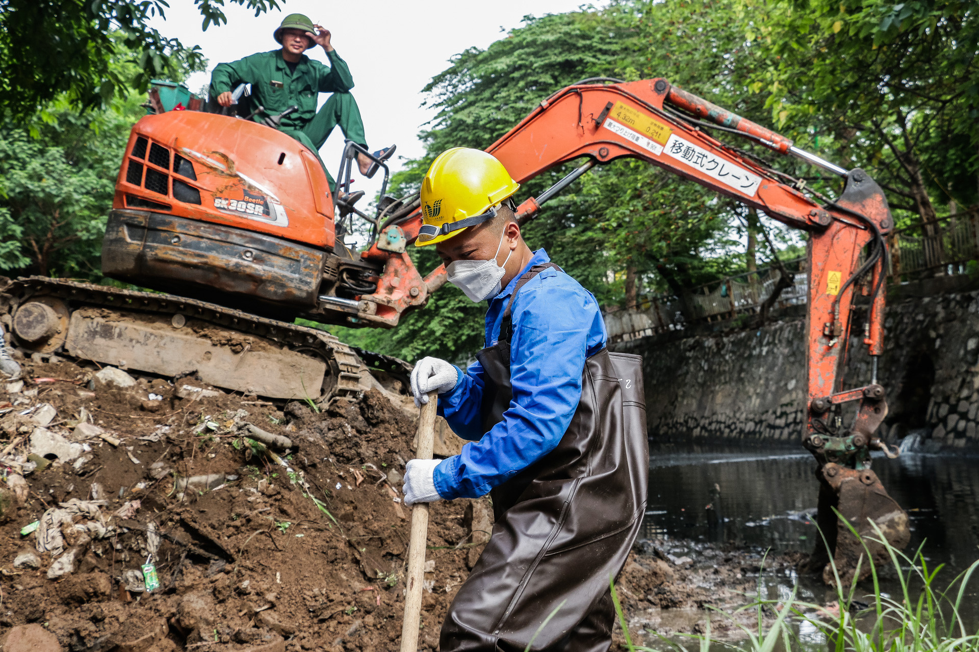 "Được cống hiến sức mình vào việc bảo vệ môi trường Thủ đô là hạnh phúc của chúng tôi", một bạn trẻ nói.