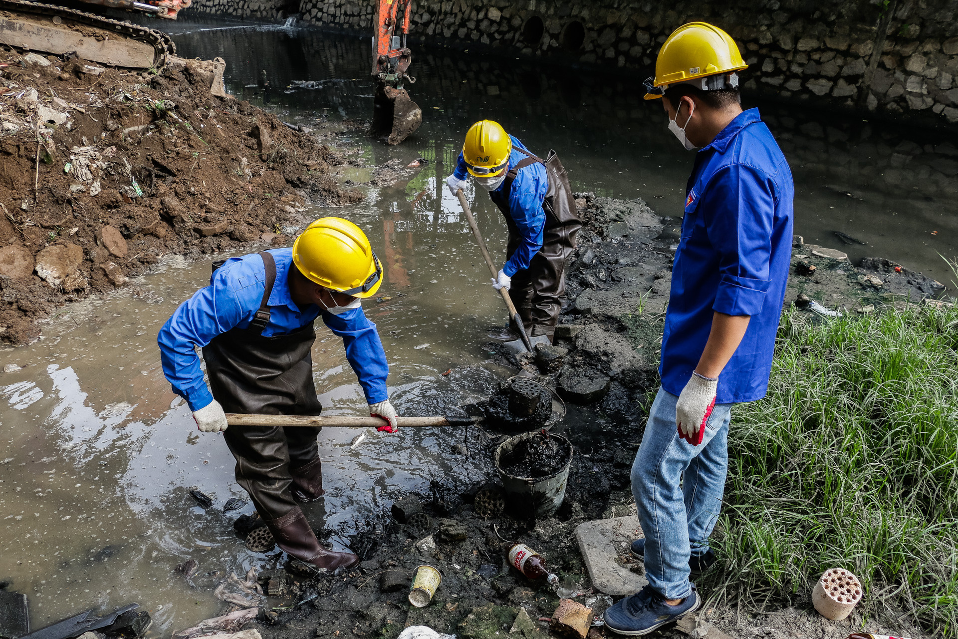 "Đâu cần thanh niên có, đâu khó có thanh niên". Tinh thần xung kích được các bạn trẻ thể hiện không mọi lúc, mọi nơi.