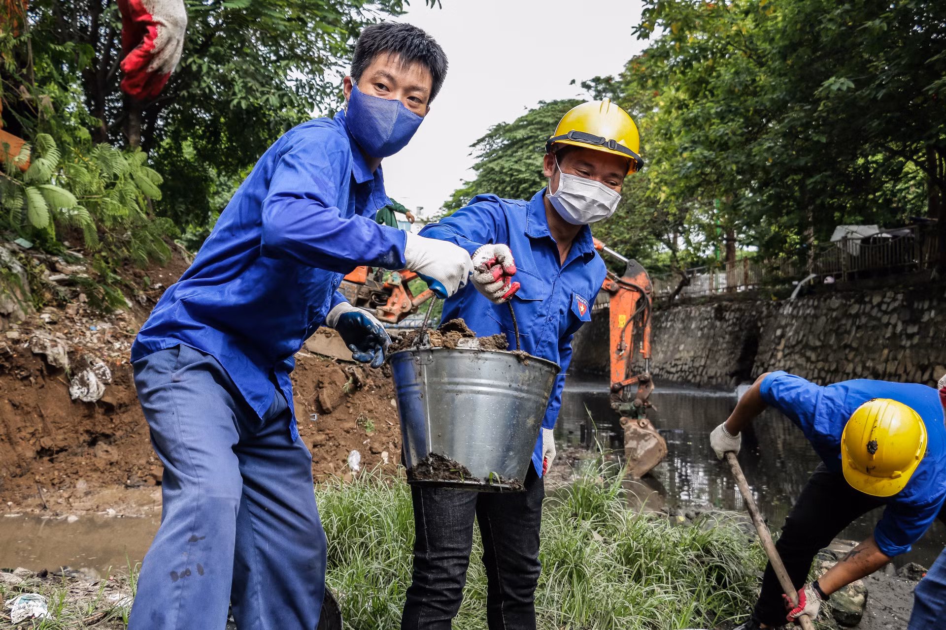 [Ảnh] Những ngày cuối tuần xanh của thanh niên thoát nước