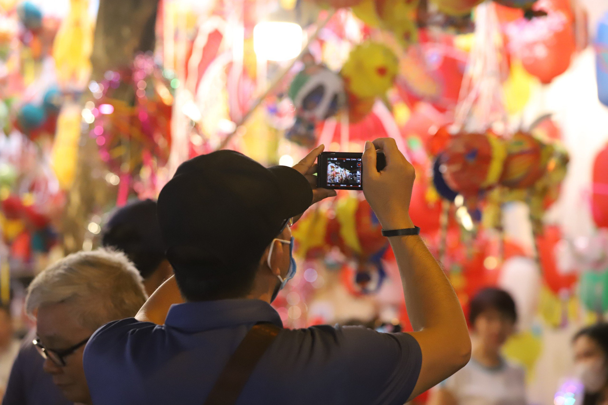 Tranh thủ ghi lại khoảnh khắc đặc biệt dịp Trung thu... Tranh thủ ghi lại khoảnh khắc đặc biệt dịp Trung thu...