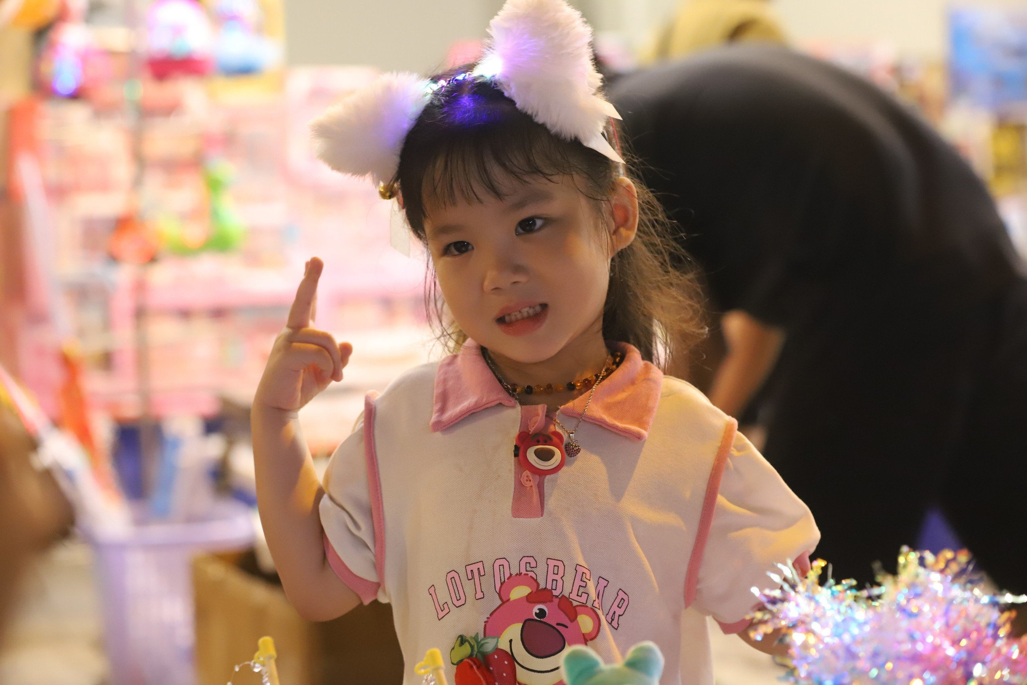 Trung thu là Tết thiếu nhi. Các bạn nhỏ được gia đình cho lên phố Hàng Mã tỏ ra vô cùng thích thú. Trung thu là Tết thiếu nhi. Các bạn nhỏ được gia đình cho lên phố Hàng Mã tỏ ra vô cùng thích thú.