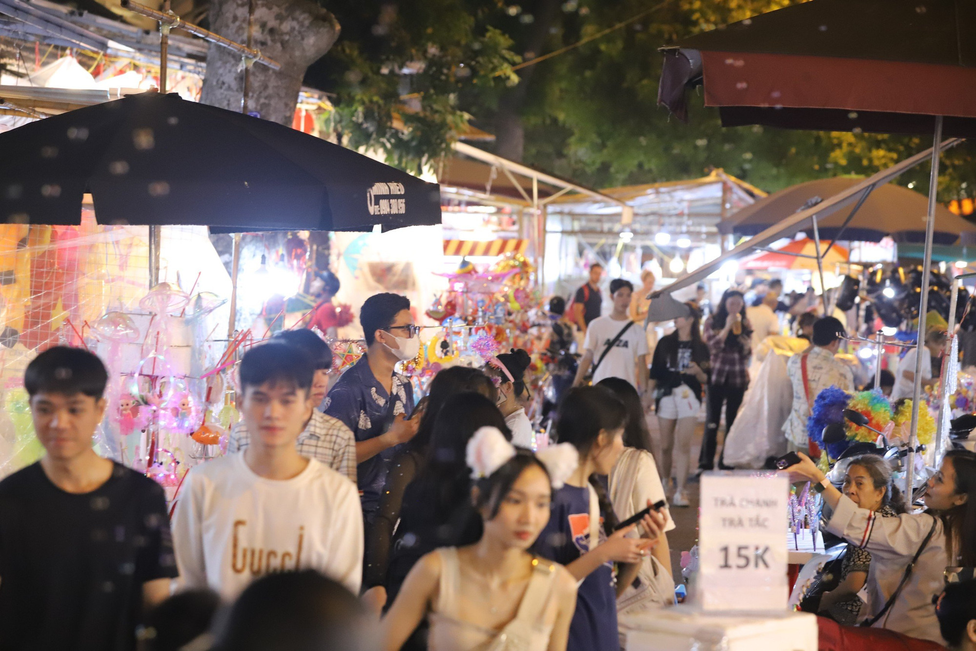 Không khí rộn ràng tại phố Hàng Mã đêm 29/9. Không khí rộn ràng tại phố Hàng Mã đêm 29/9.