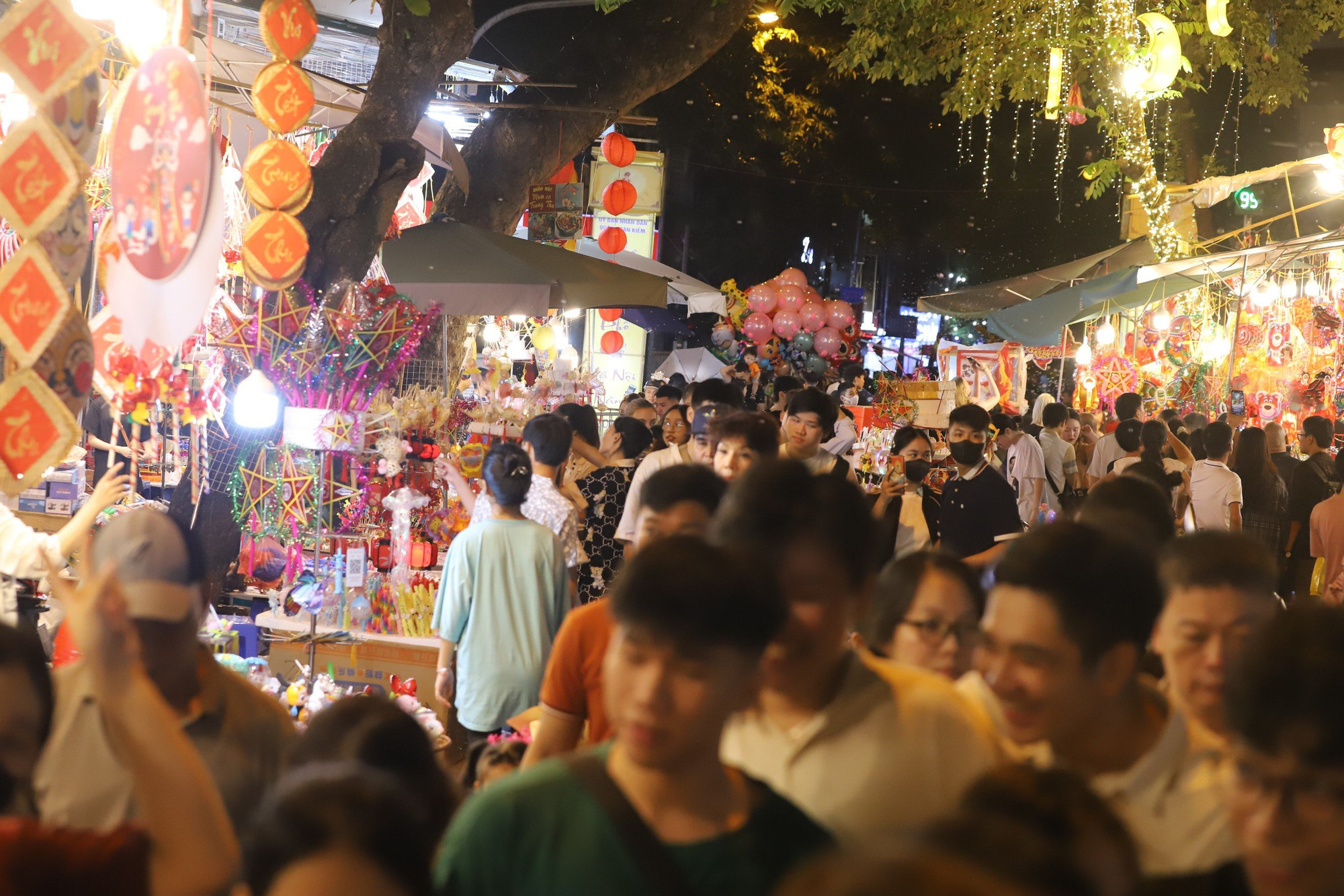 Con phố đông nghẹt người qua lại. Con phố đông nghẹt người qua lại.