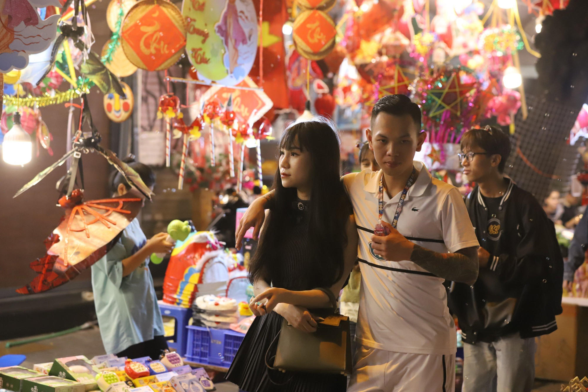 Nhiều bạn trẻ tranh thủ dạo phố trong tiết trời mát dịu. Nhiều bạn trẻ tranh thủ dạo phố trong tiết trời mát dịu.