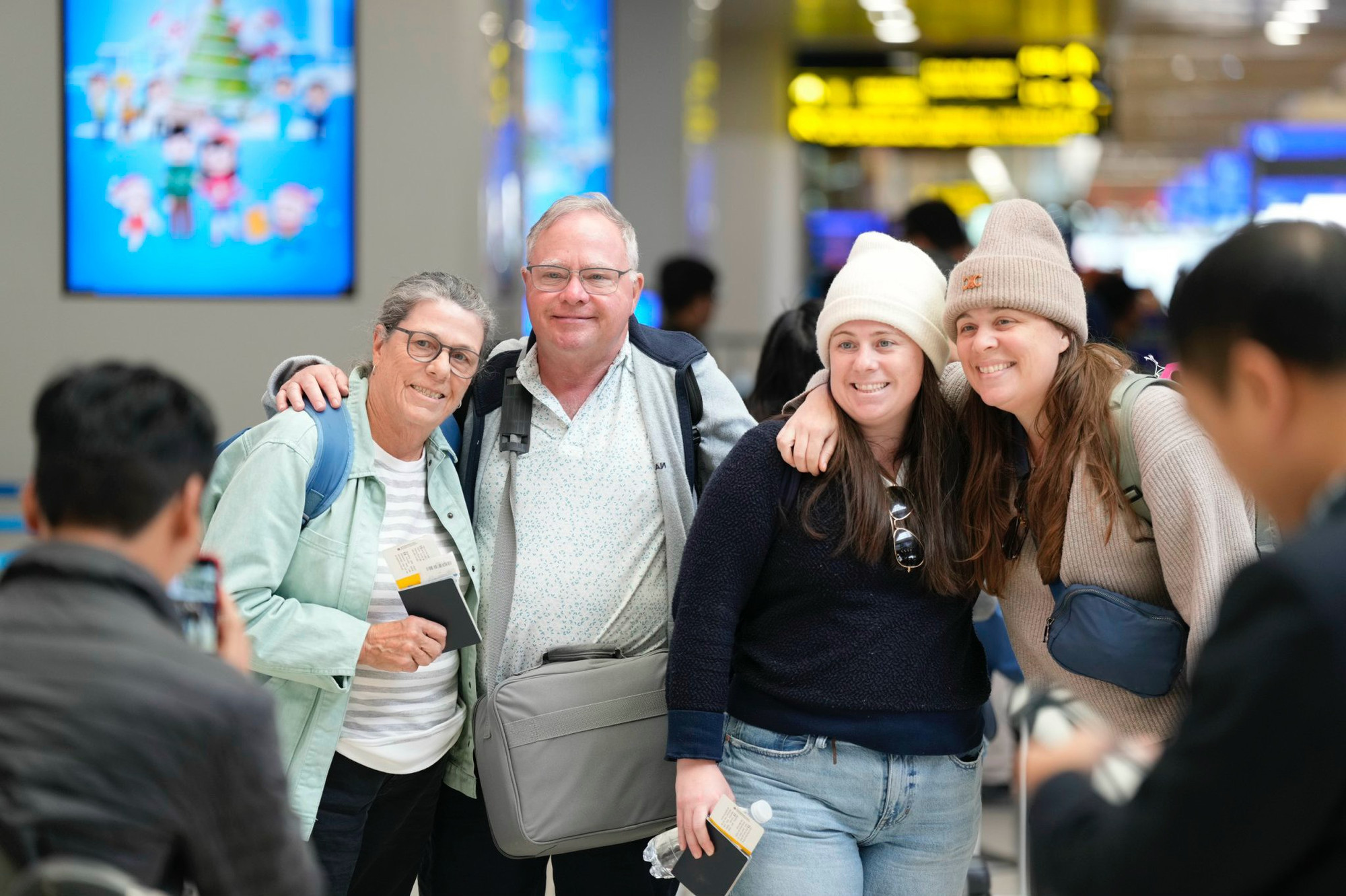 "Không khí Giáng sinh tại Nội Bài ấm áp quá"; "Các bạn Việt Nam thật thân thiện", "Những bản nhạc Giáng sinh làm tôi nghĩ rằng tôi đang ở quê hương tôi vậy"… Đó là những cảm xúc của hành khách khi bất ngờ được thưởng thức không khí Giáng sinh ngay tại sân bay Nội Bài trong dịp lễ đặc biệt này.