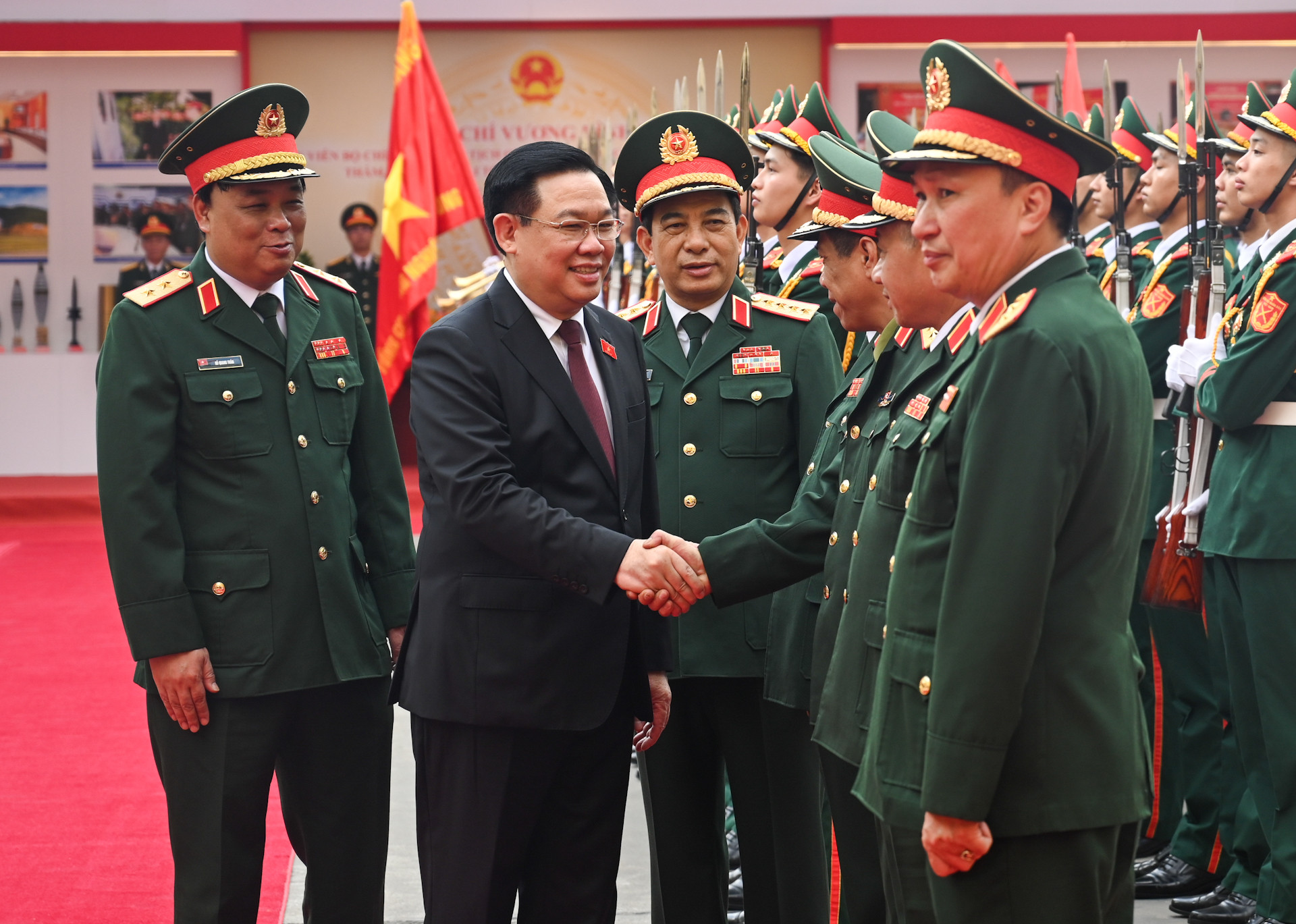 Chủ tịch Quốc hội Vương Đình Huệ với các đại biểu và lãnh đạo Tổng cục Công nghiệp Quốc phòng.