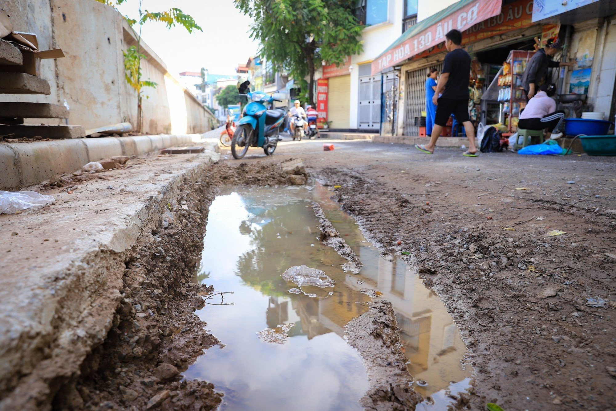 Mặt đường hư hỏng, sụt lún do chịu sức nặng của xe trọng tải lớn phục vụ dự án.