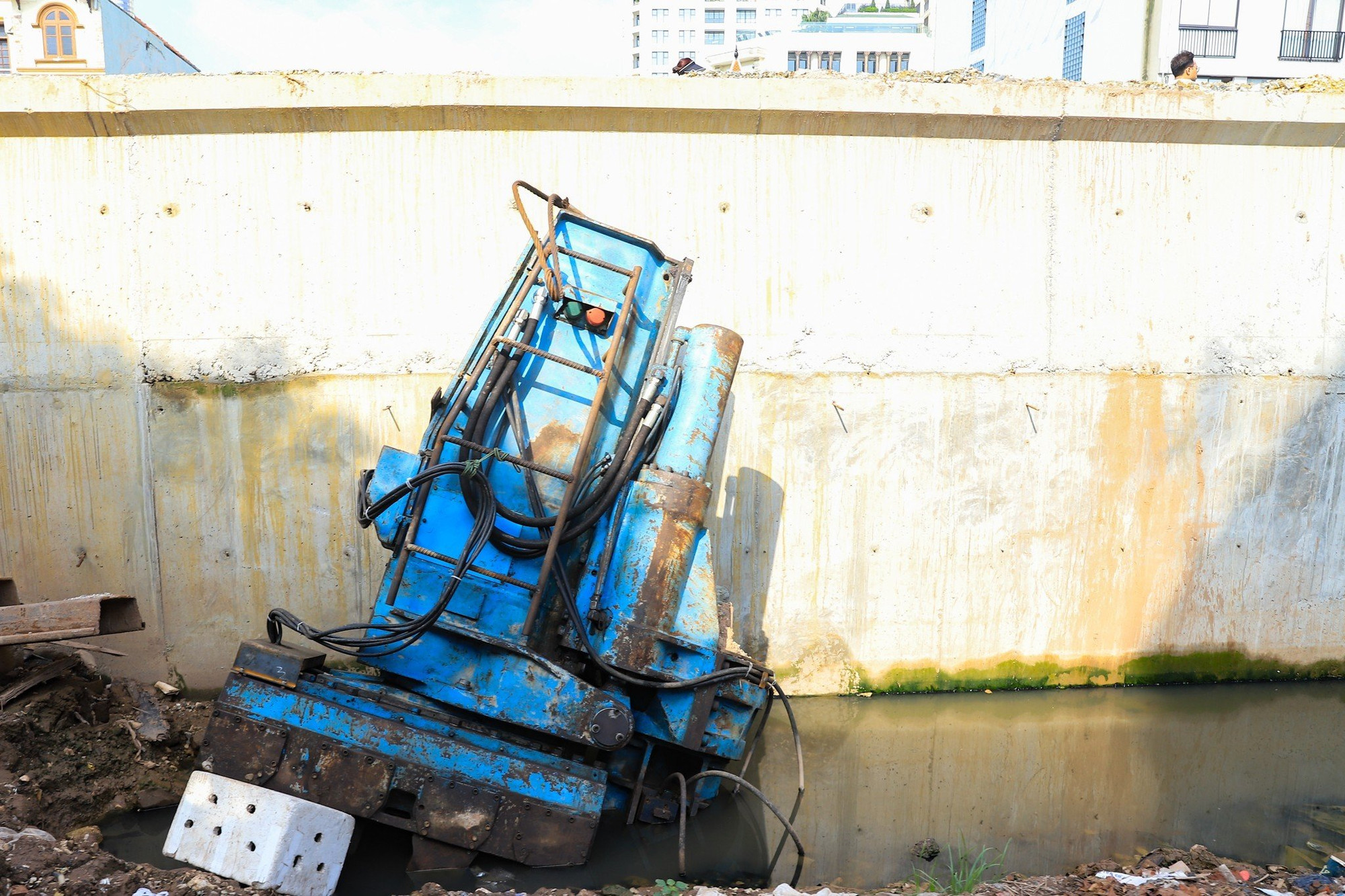 Tại khu vực gần cầu Nhật Tân, máy móc phục vụ dự án đã hư hỏng. Nhiều vũng lầy xuất hiện nước tù đọng khiến cuộc sống của người dân bị ảnh hưởng.