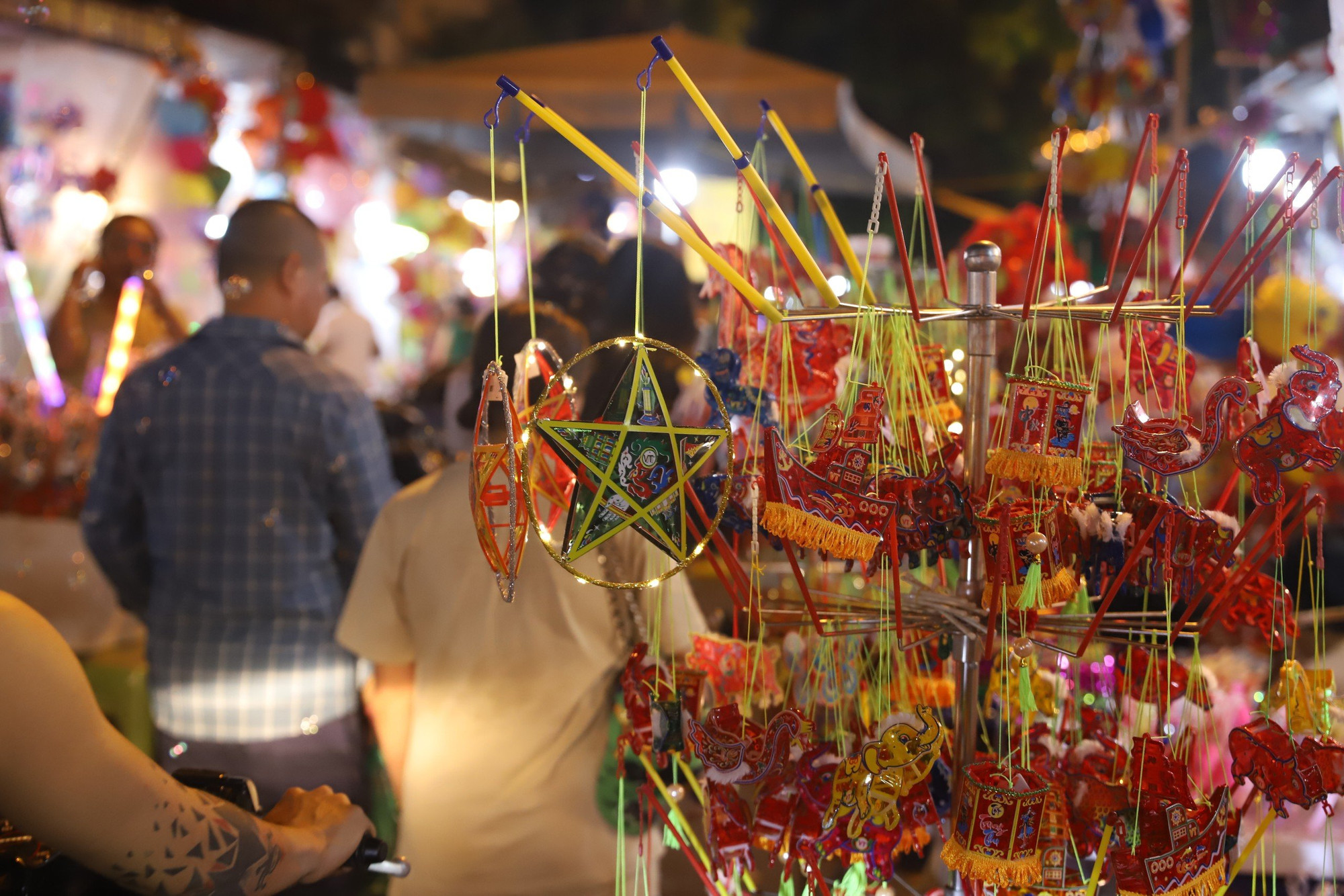 Tại phố Hàng Mã, rất nhiều mặt hàng đồ chơi truyền thống đã được bày bán. Đèn ông sao, đèn kéo quân... là "thức chơi" được nhiều người tìm đến dịp đặc biệt này. Tại phố Hàng Mã, rất nhiều mặt hàng đồ chơi truyền thống đã được bày bán. Đèn ông sao, đèn kéo quân... là "thức chơi" được nhiều người tìm đến dịp đặc biệt này.