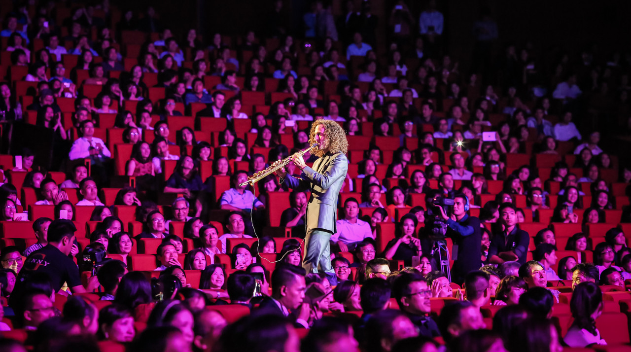 Kenny G trong lần biểu diễn tại Việt Nam năm 2015.