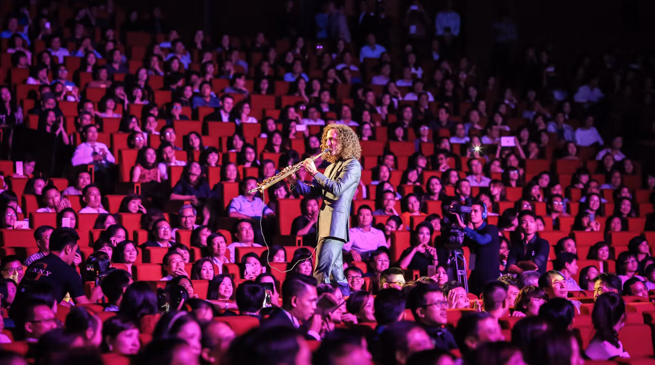 Kenny G trong lần biểu diễn tại Việt Nam năm 2015.