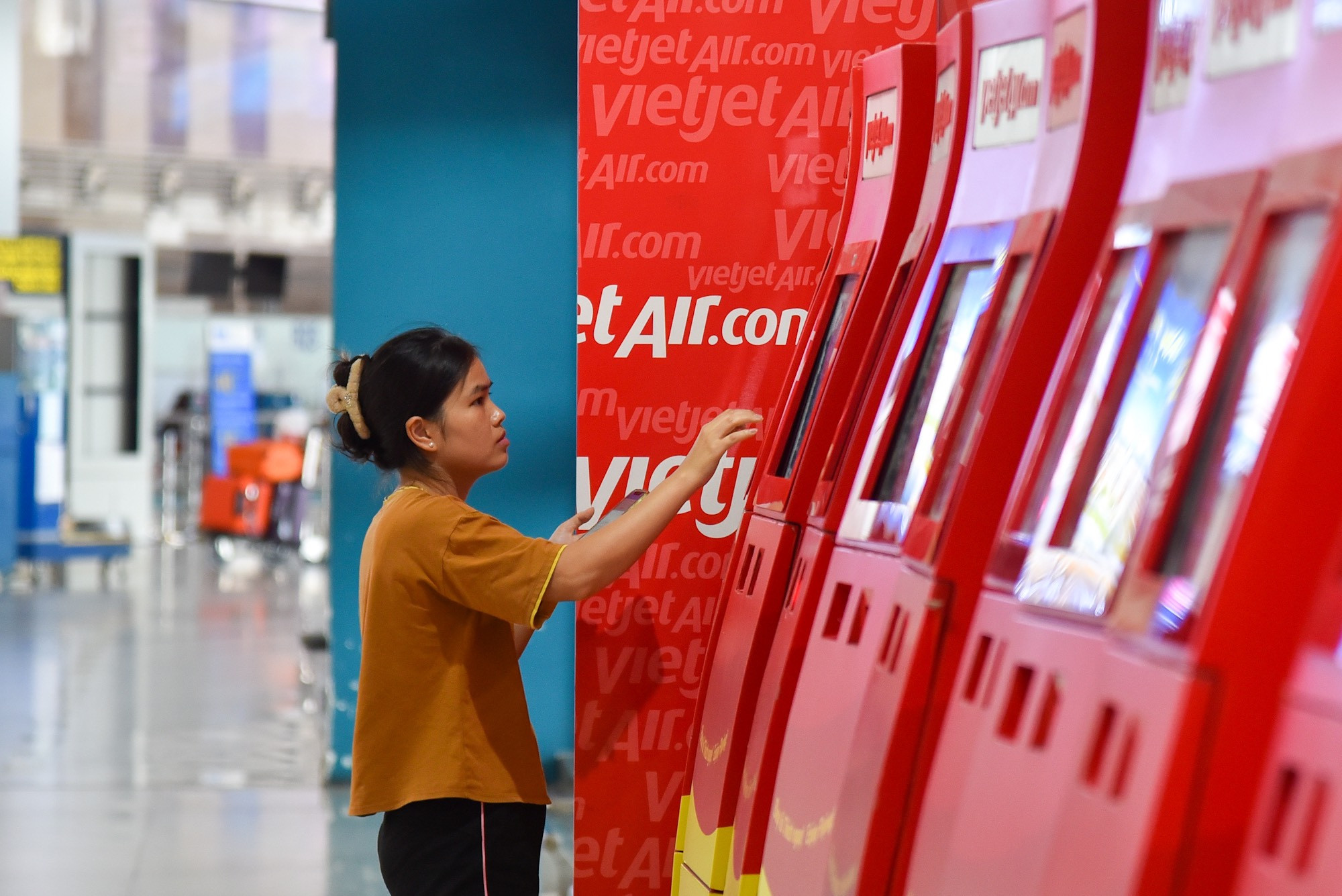 Chị Phượng (Sóc Sơn, Hà Nội) chia sẻ: “Tôi có chuyến bay vào TP Hồ Chí Minh vào sáng nay nhưng bị hủy, tôi có nhận được thông báo của hãng nên đến đây làm thủ tục chuyển giờ bay sang tối cùng ngày”.