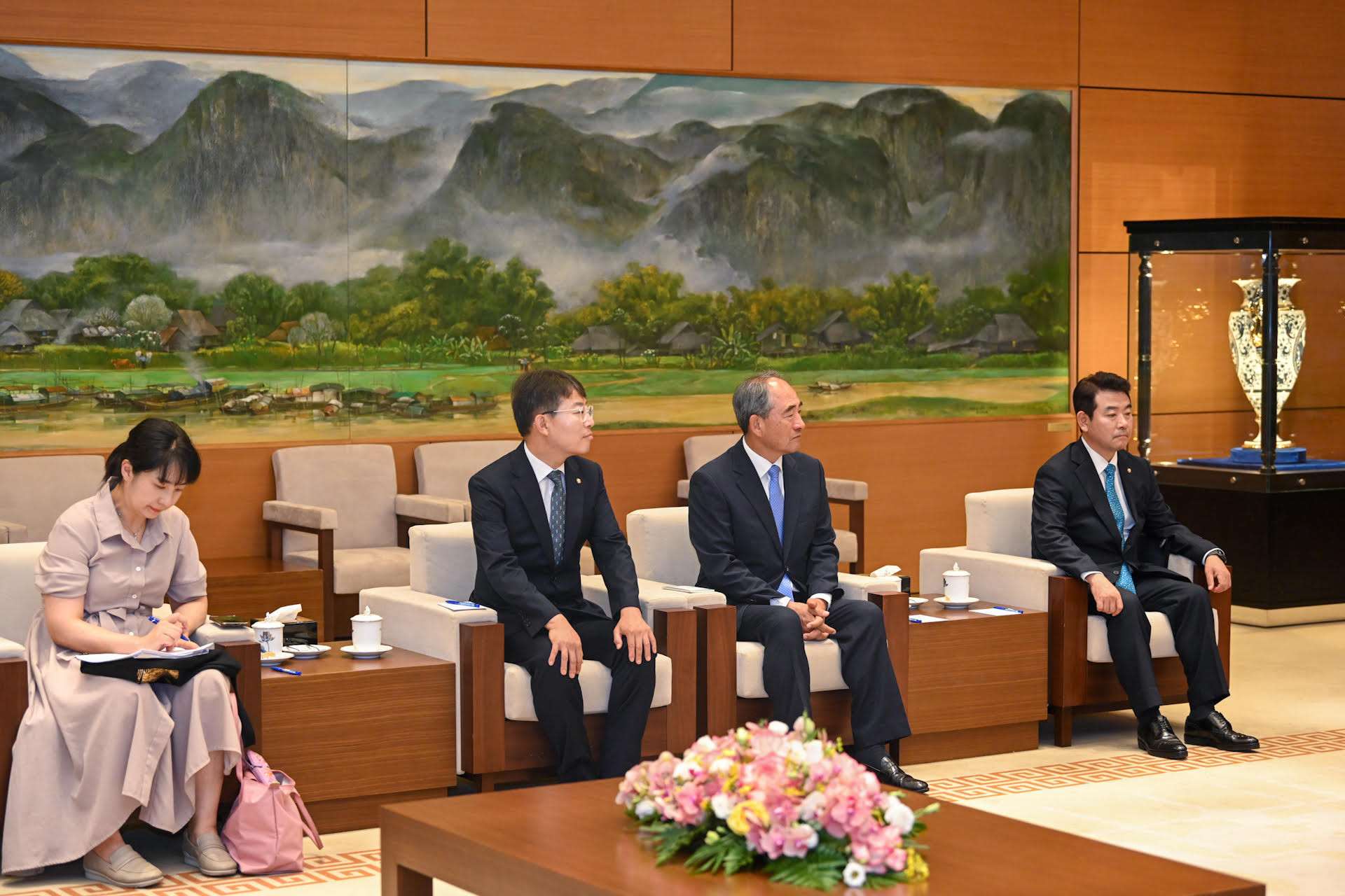 [Ảnh] Chủ tịch Quốc hội Vương Đình Huệ tiếp nguyên Chủ tịch Quốc hội Hàn Quốc ảnh 7