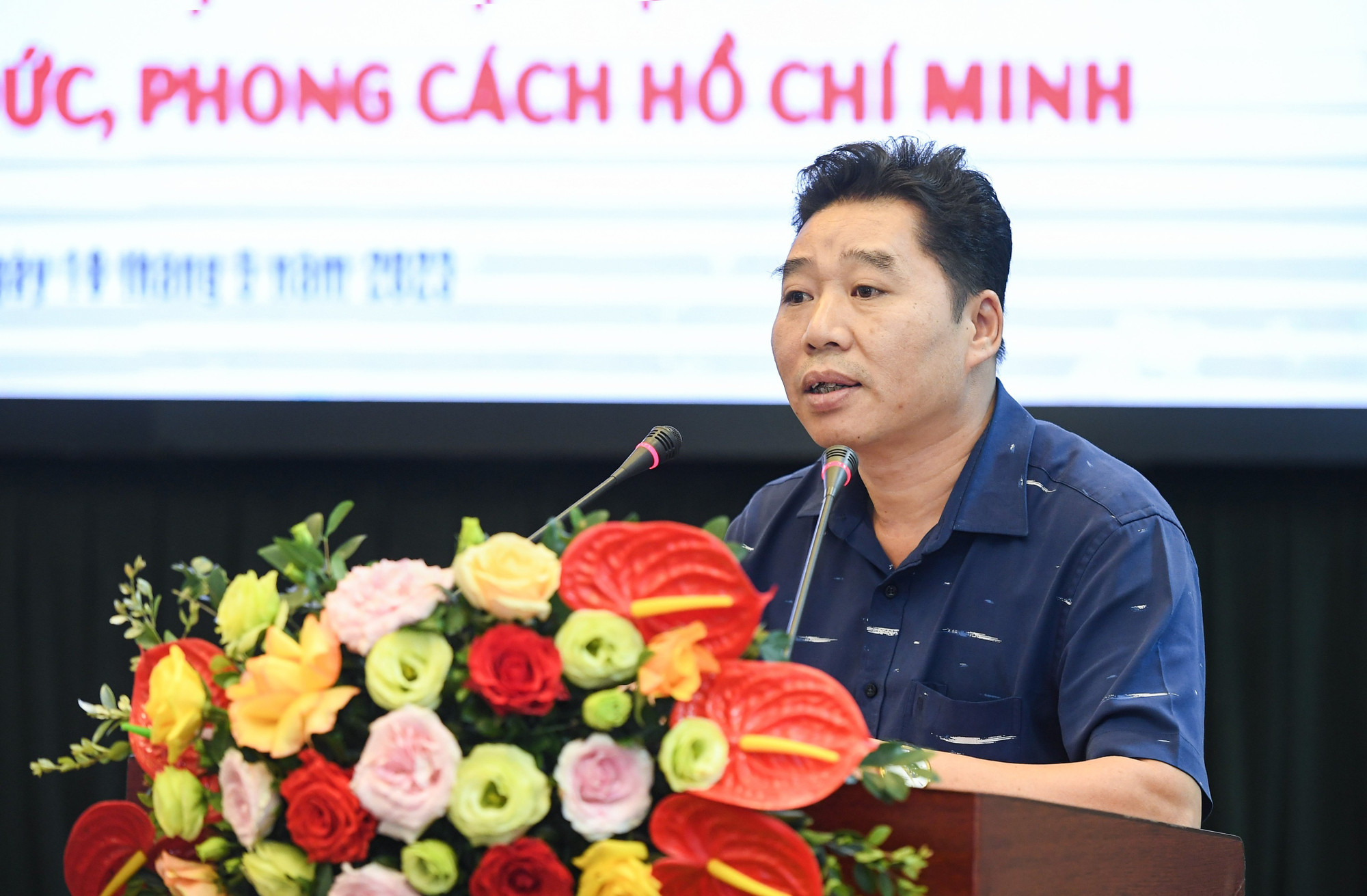 Đồng chí Phạm Đức Mạnh, Công đoàn Đảng ủy Khối các cơ quan Trung ương trình bày tham luận "Nâng cao tính tiên phong, gương mẫu của cán bộ, đoàn viên góp phần hoàn thành xuất sắc nhiệm vụ chính trị của Cơ quan Đảng ủy Khối các cơ quan Trung ương theo tư tưởng, đạo đức, phong cách Hồ Chí Minh". Đồng chí Phạm Đức Mạnh, Công đoàn Đảng ủy Khối các cơ quan Trung ương trình bày tham luận "Nâng cao tính tiên phong, gương mẫu của cán bộ, đoàn viên góp phần hoàn thành xuất sắc nhiệm vụ chính trị của Cơ quan Đảng ủy Khối các cơ quan Trung ương theo tư tưởng, đạo đức, phong cách Hồ Chí Minh".