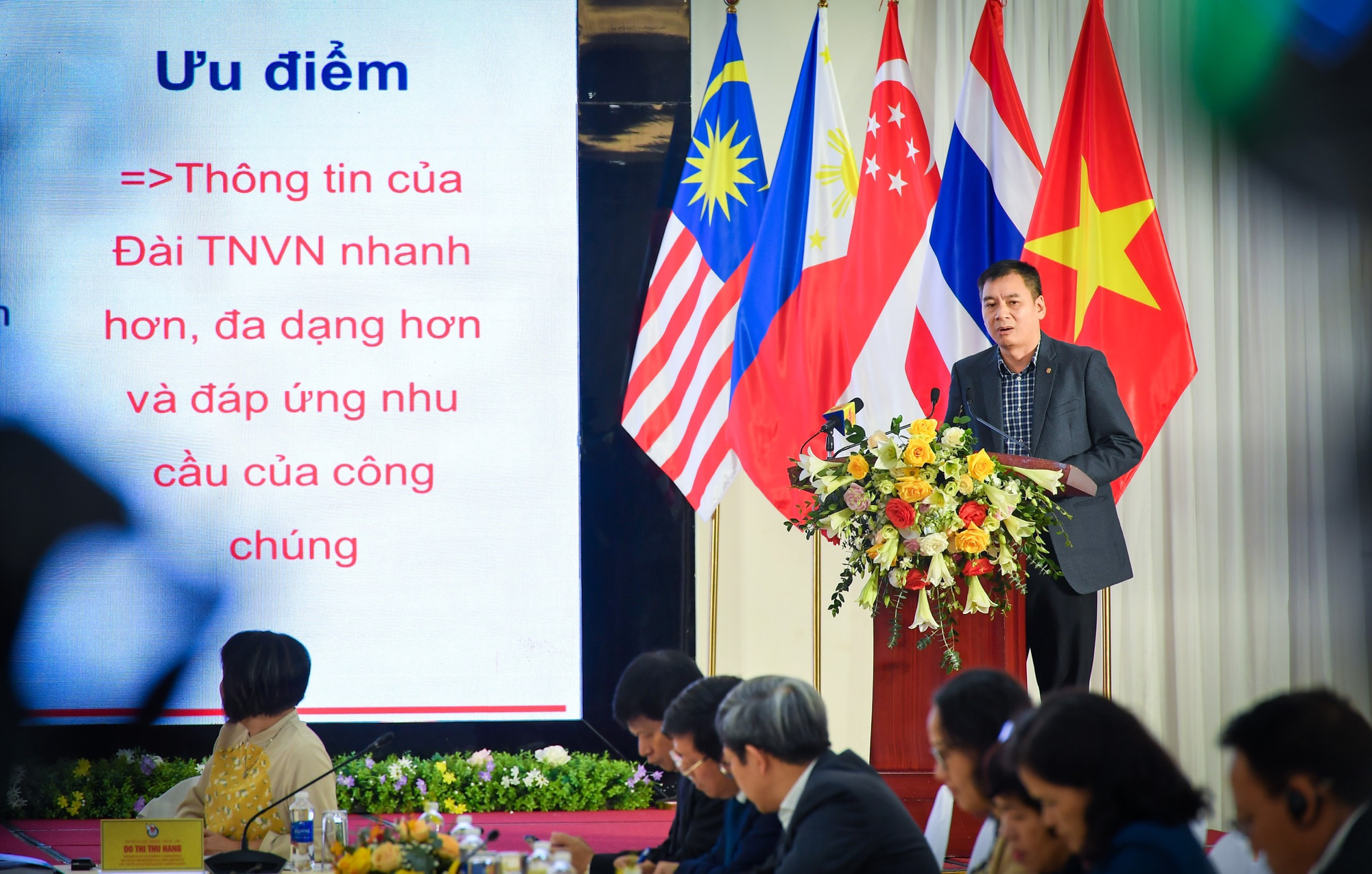 TS Đồng Mạnh Hùng, Trưởng Ban thư ký biên tập Đài tiếng nói Việt Nam trình bày tham luận tại hội thảo.