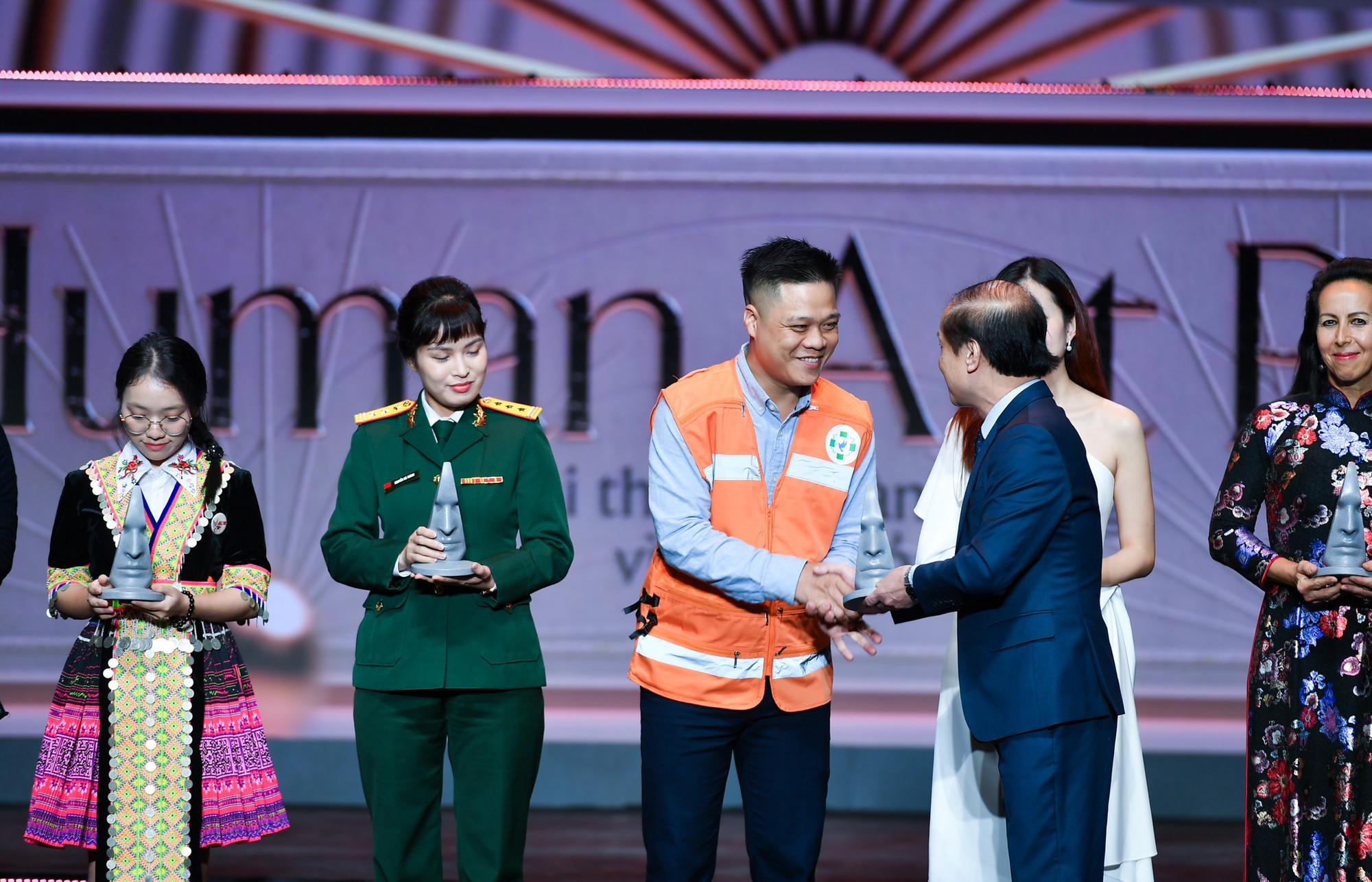 Đại diện dự án FAS Angel nhận giải thưởng từ Ban tổ chức.