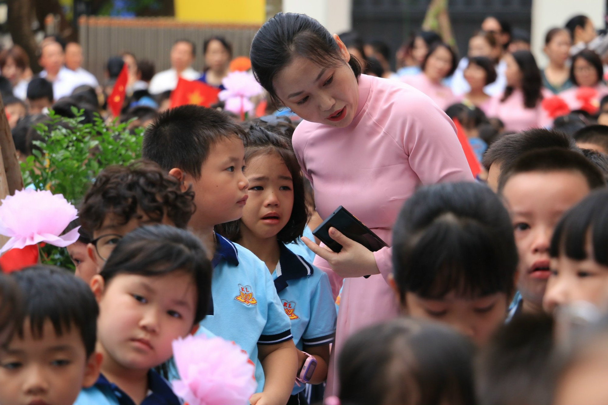 "Ngày đầu tiên tới lớp, em mắt ướt nhạt nhòa"...