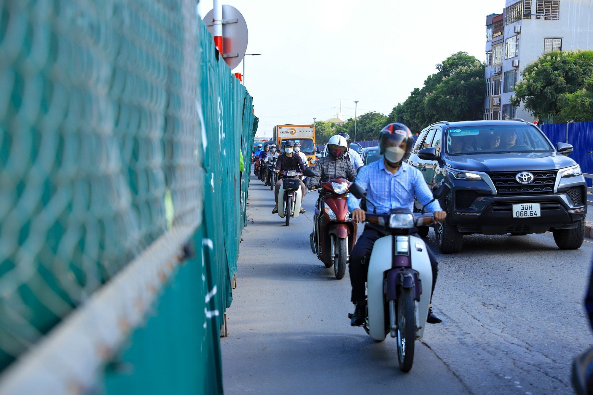 Do phần diện tích mặt đường bị thu hẹp, nên việc lưu thông của người dân qua khu vực này vô cùng khó khăn, đặc biệt trong các khung giờ cao điểm.