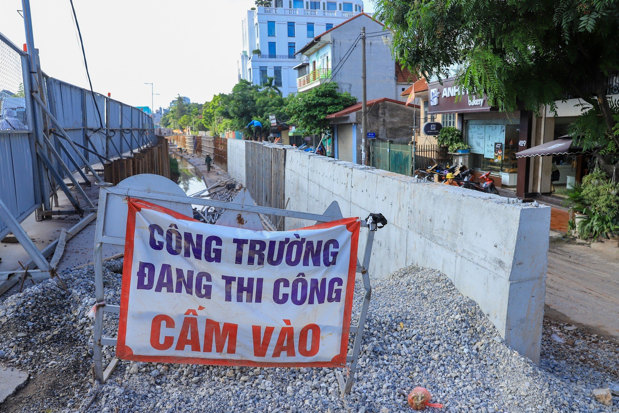 Theo ghi nhận, vào đầu giờ sáng, tại khu vực này, bên trong công trường chỉ có một số ít công nhân làm việc.