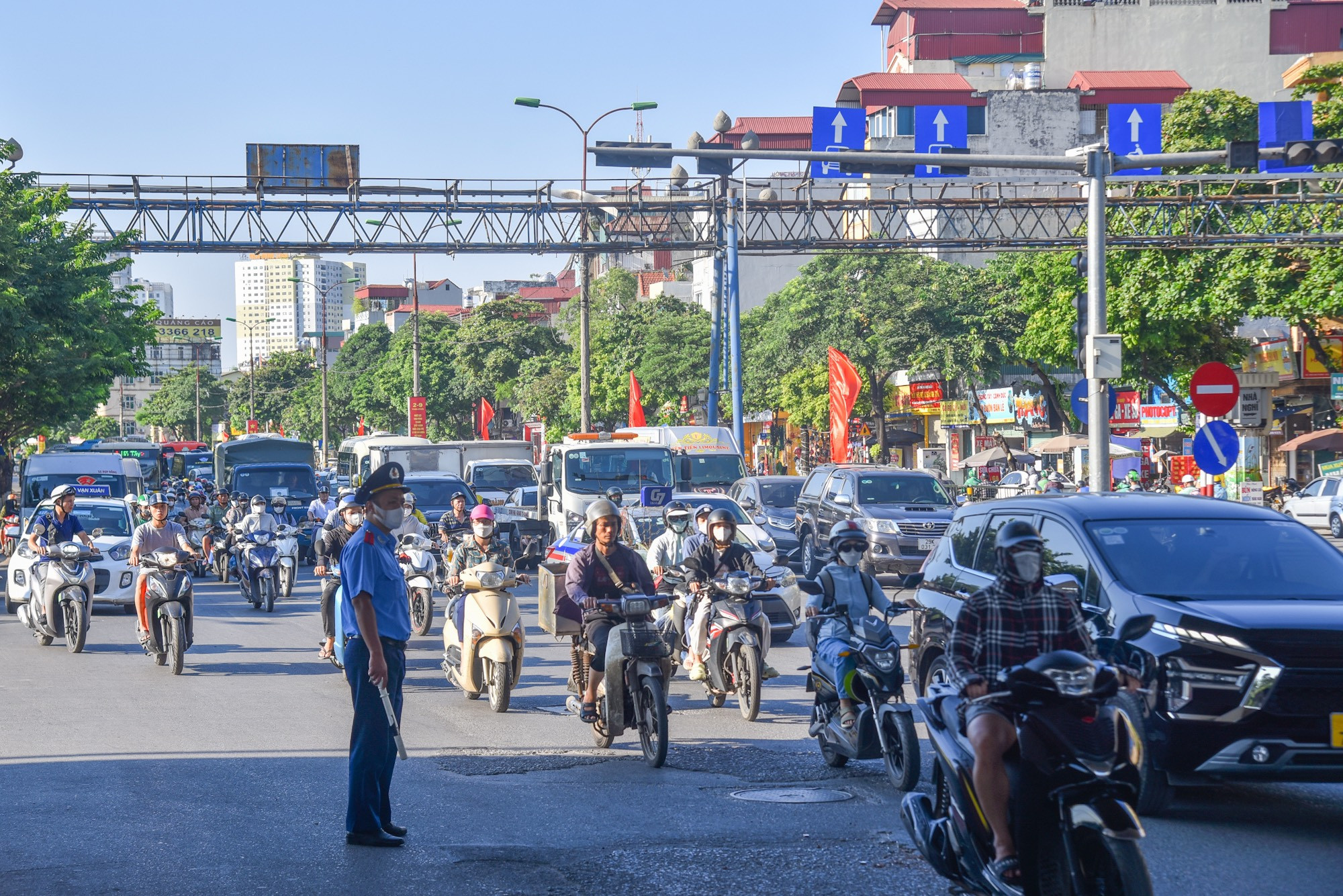 Mặc dù vậy, theo ghi nhận của phóng viên, nhờ sự điều tiết, phân luồng của lực lượng chức năng nên tình trạng giao thông Hà Nội trong ngày cuối cùng trước kỳ nghỉ lễ vẫn khá "dễ thở". (Ảnh: Nhật Quang)