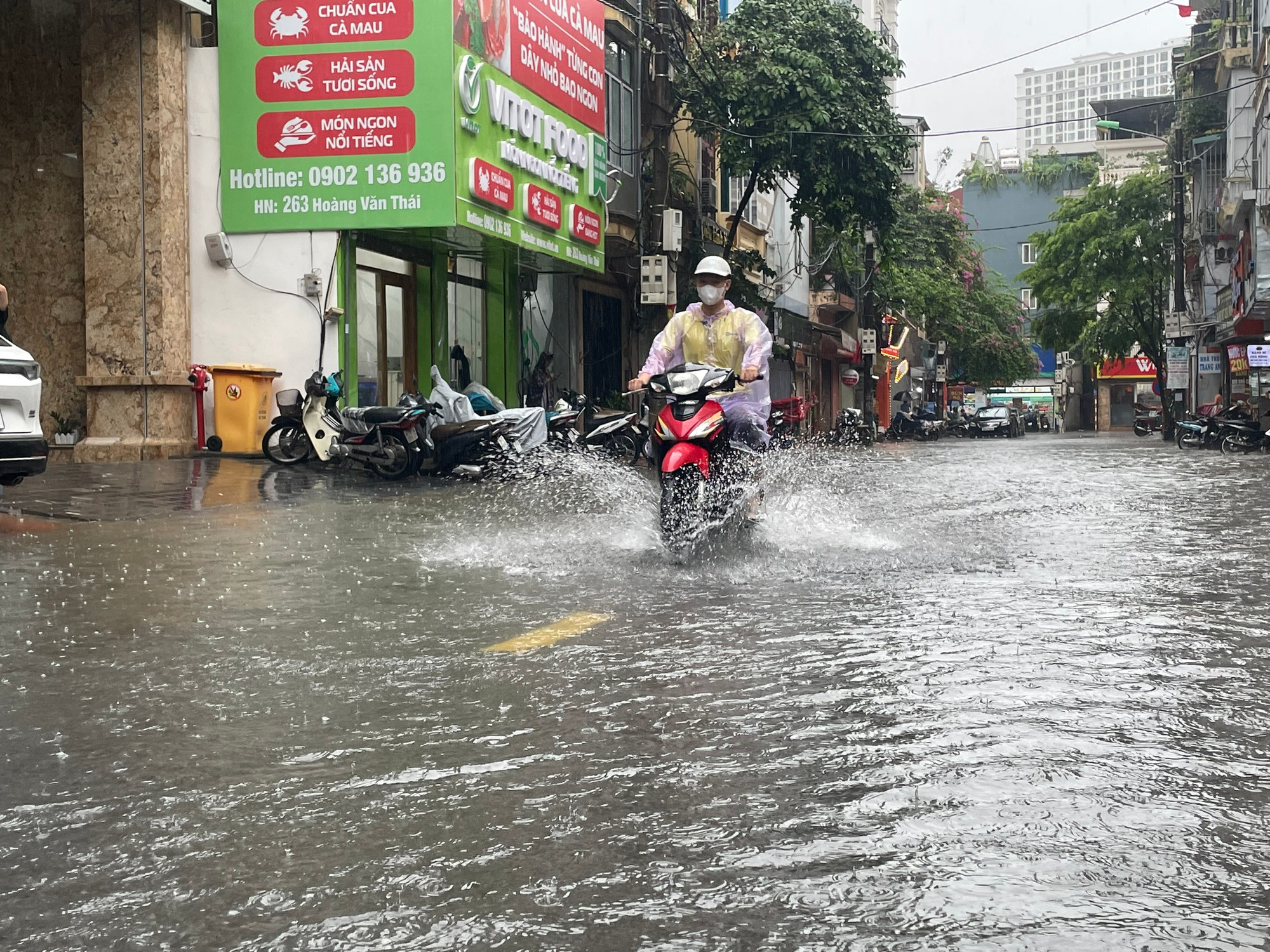 Tại đường Hoàng Văn Thái, mực nước cũng dâng cao sau mưa khiến các phương tiện di chuyển gặp nhiều khó khăn.