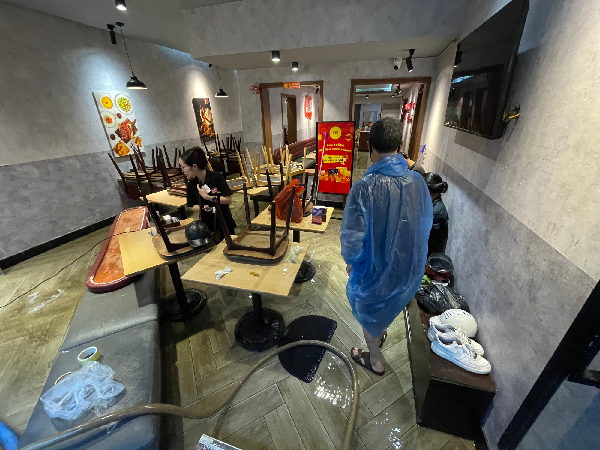 Nước thậm chí còn tràn vào một số cơ sở kinh doanh...