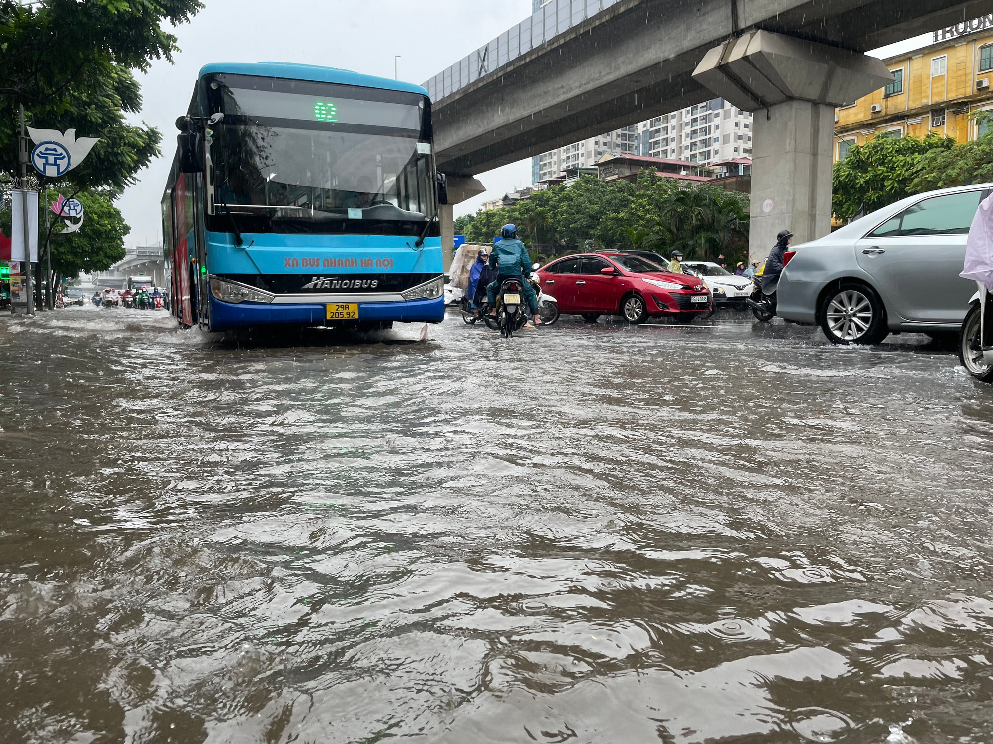 Mưa ngập cao khiến các phương tiện di chuyển khó khăn.
