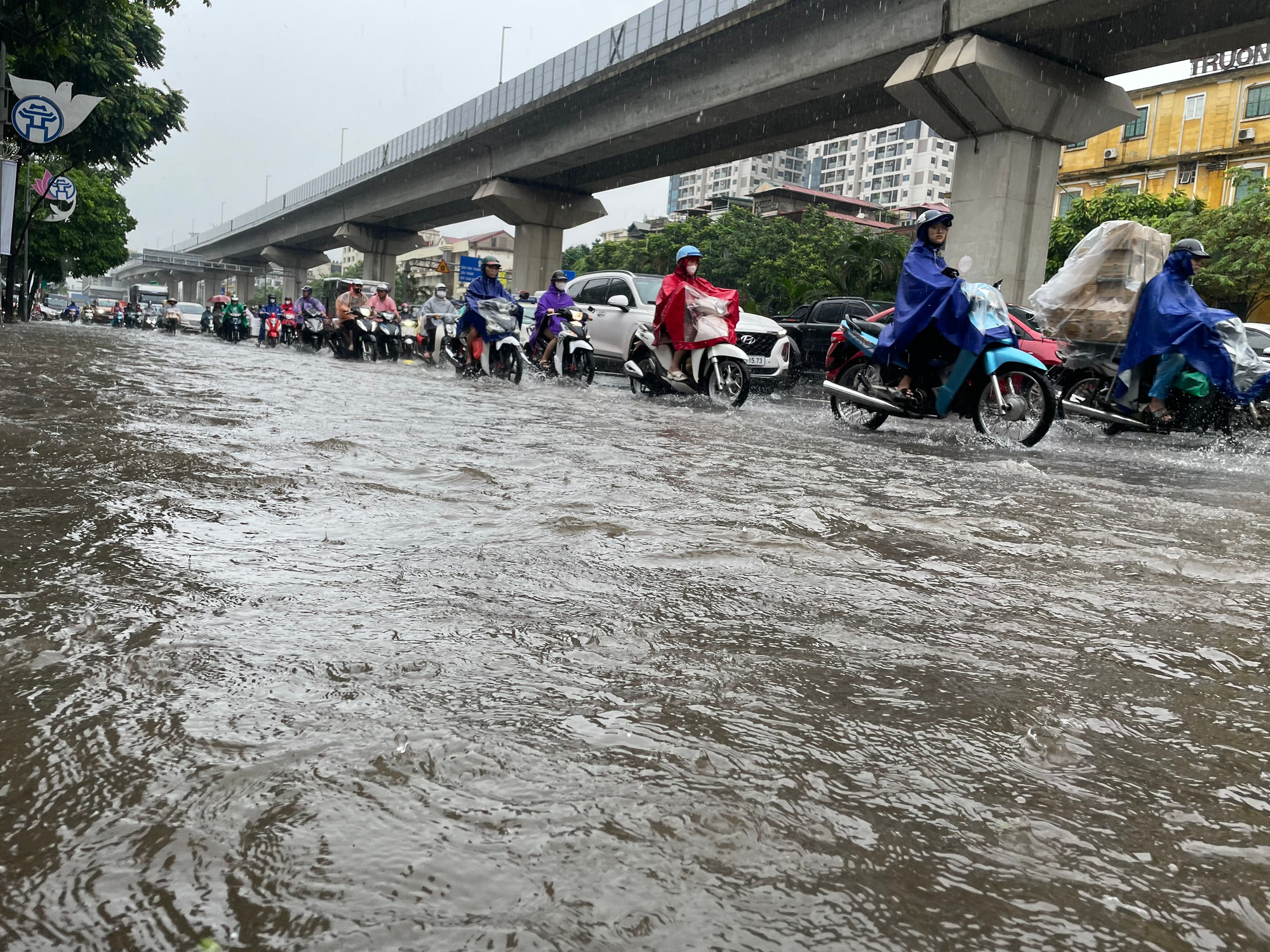 Tới 11 giờ trưa cùng ngày, lượng nước tại Nguyễn Trãi vẫn chưa rút.