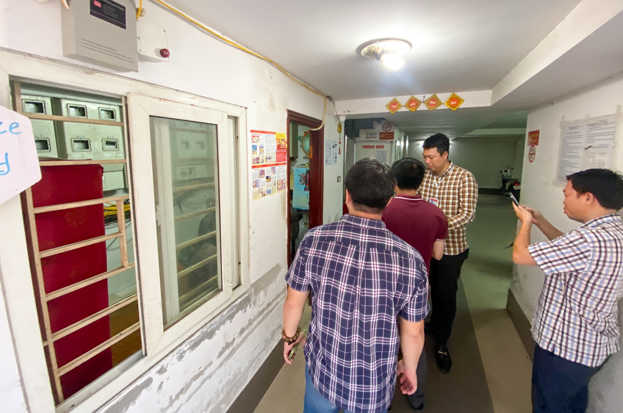 Lực lượng chức năng kiểm tra công tác bảo đảm an toàn phòng cháy chữa cháy tại căn chung cư.