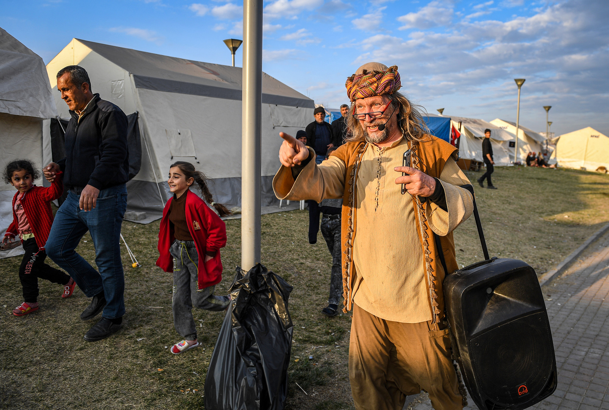 Mehmet Tahir Ikiler kéo theo hành lý để chuẩn bị cho buổi biểu diễn phục vụ các em nhỏ tại Nurdagi, Gaziantep.