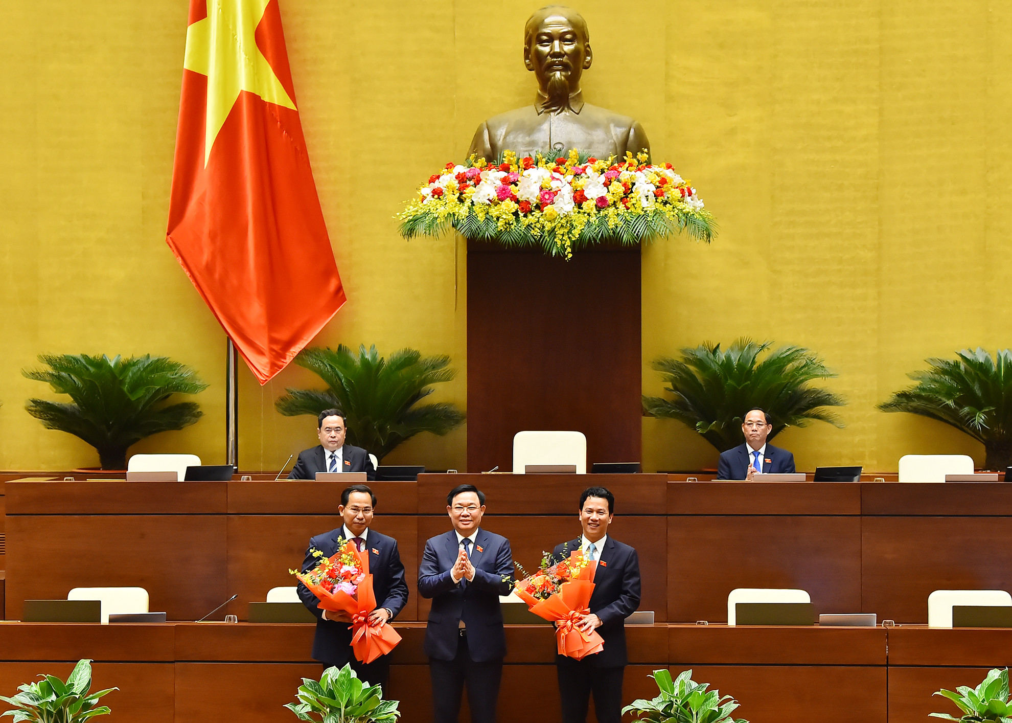 Chủ tịch Quốc hội Vương Đình Huệ tặng hoa chúc mừng đồng chí Lê Quang Mạnh và đồng chí Đặng Quốc Khánh nhận nhiệm vụ mới. Chủ tịch Quốc hội Vương Đình Huệ tặng hoa chúc mừng đồng chí Lê Quang Mạnh và đồng chí Đặng Quốc Khánh nhận nhiệm vụ mới.
