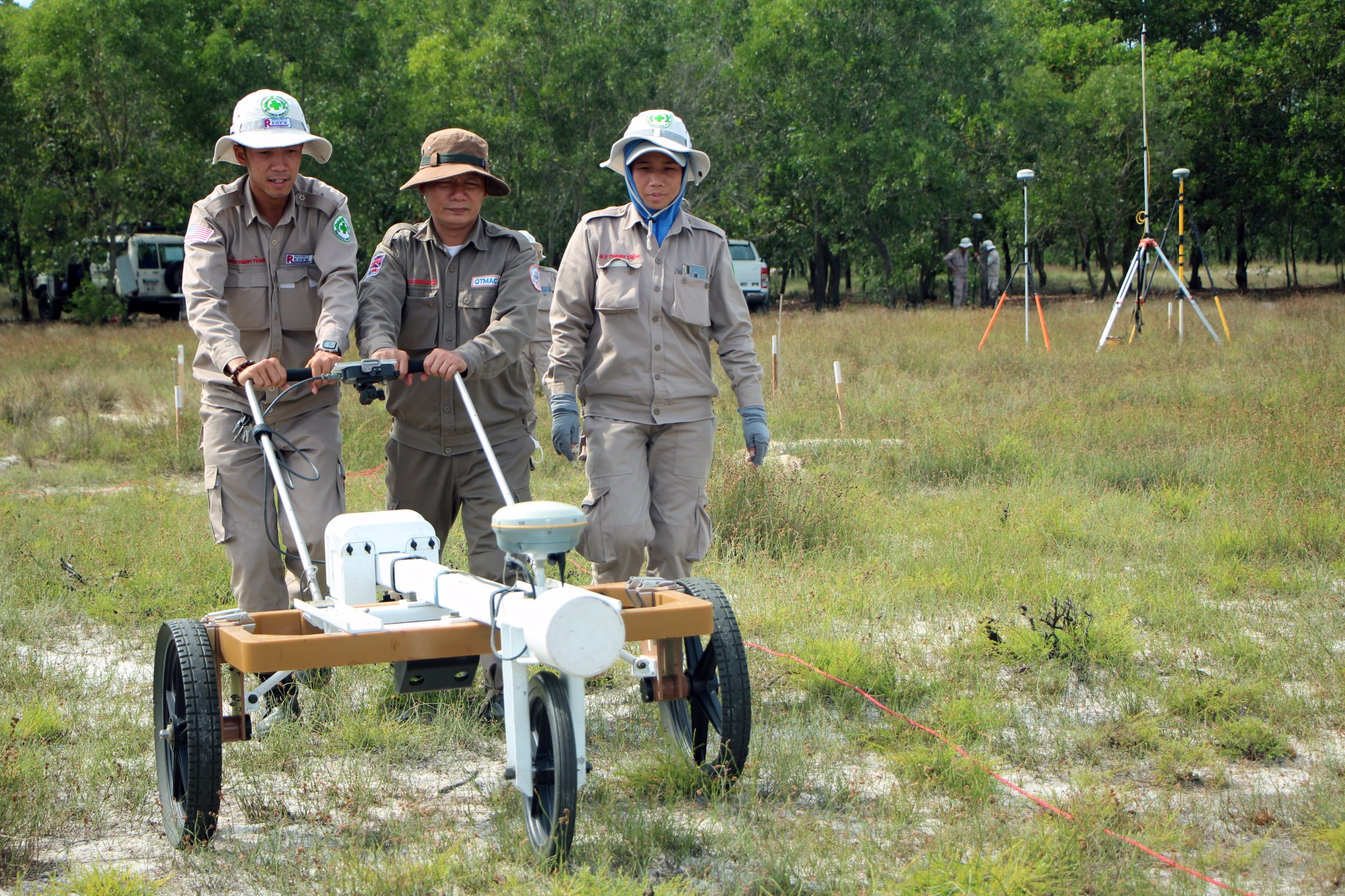 Hệ thống Scorpion có thể dò tìm bom chùm và vật nổ khác bằng một cảm biến điện từ và từ kế. (Ảnh: NPA)